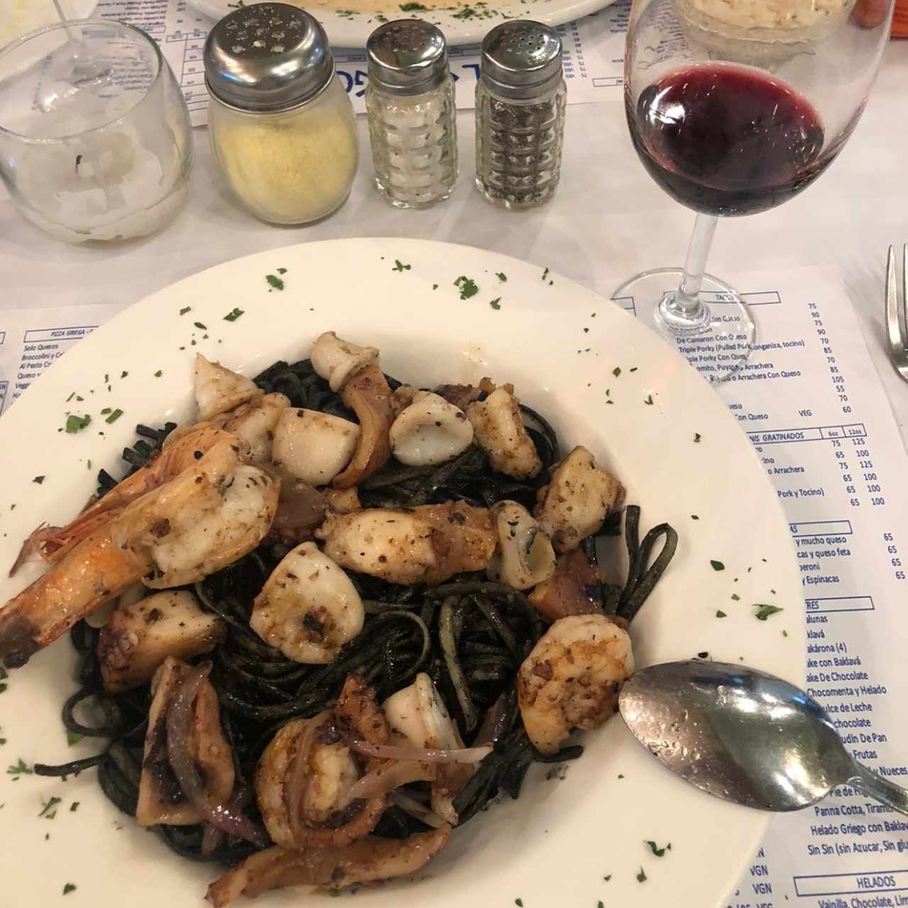 Pasta negra con mariscos al olivo y ajo