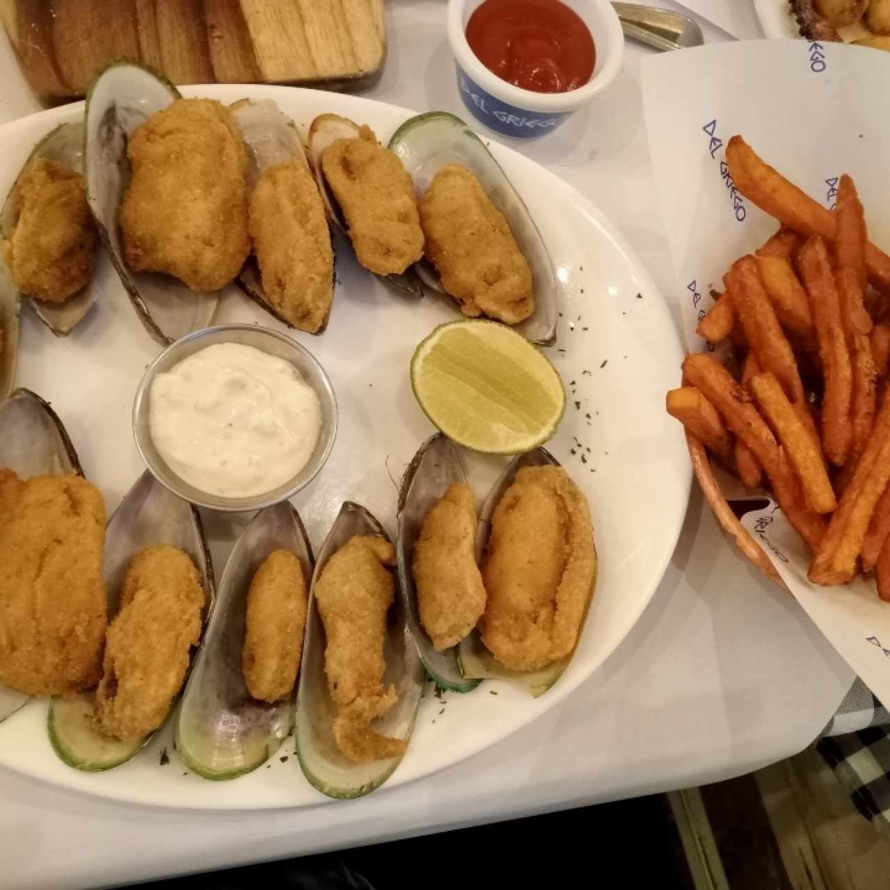 Mejillones empanizados acompañados de camote
