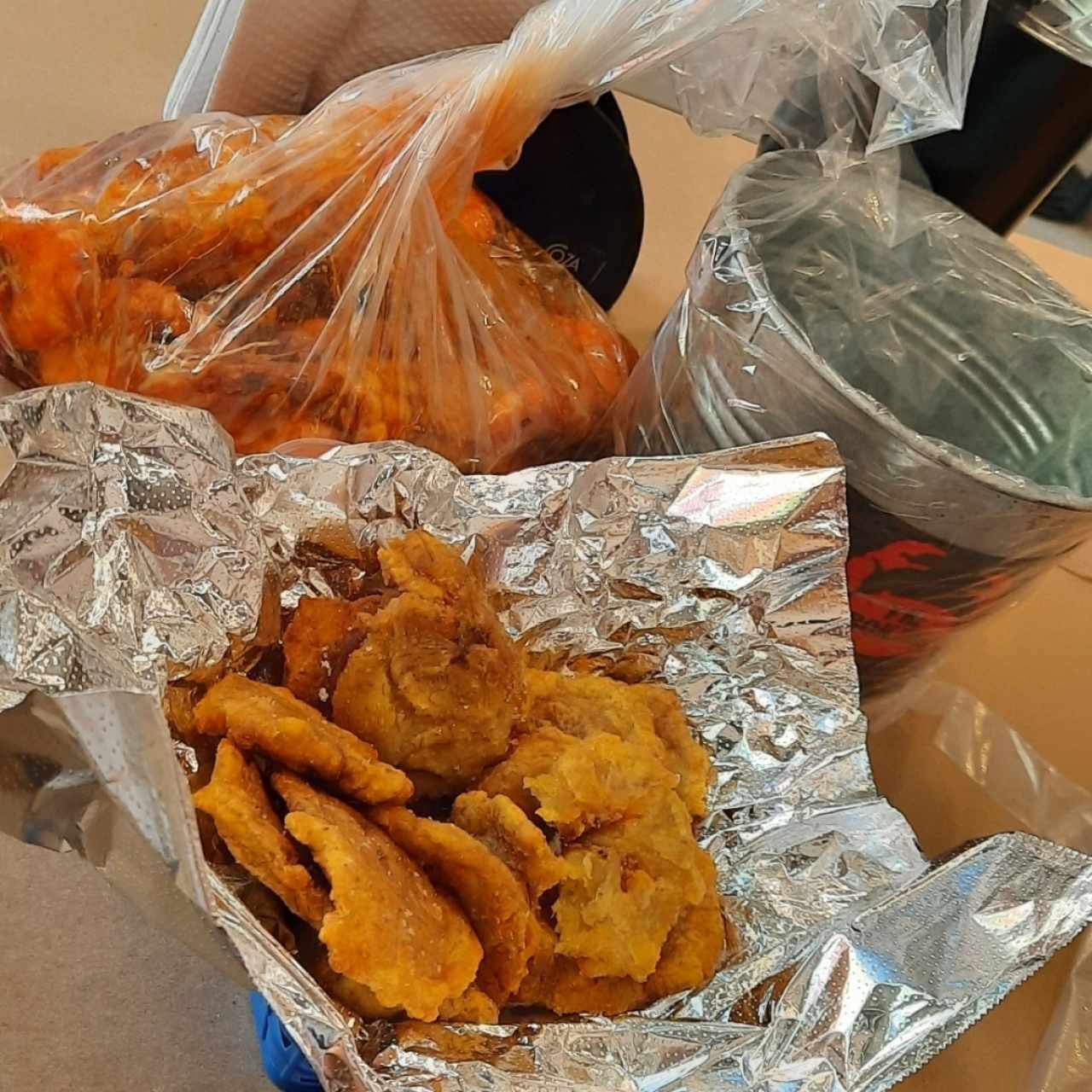 camarones cajún y patacones 