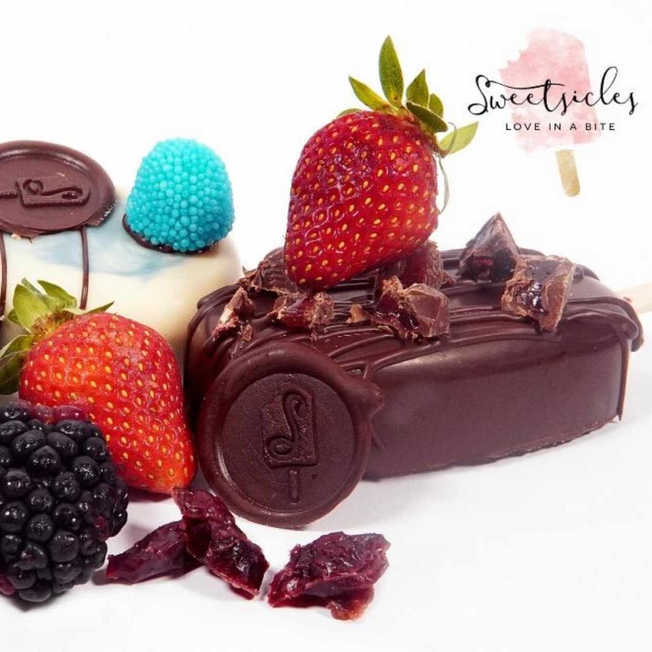 Pasteles de frutos rojos con cubierta de chocolate.. 