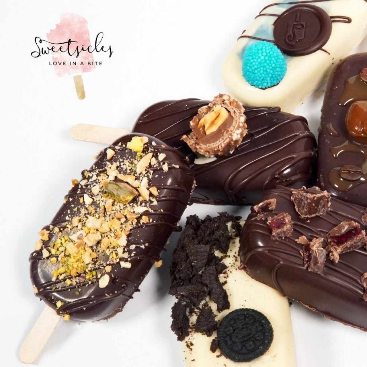 Pasteles con cubierta de diferentes chocolates. 