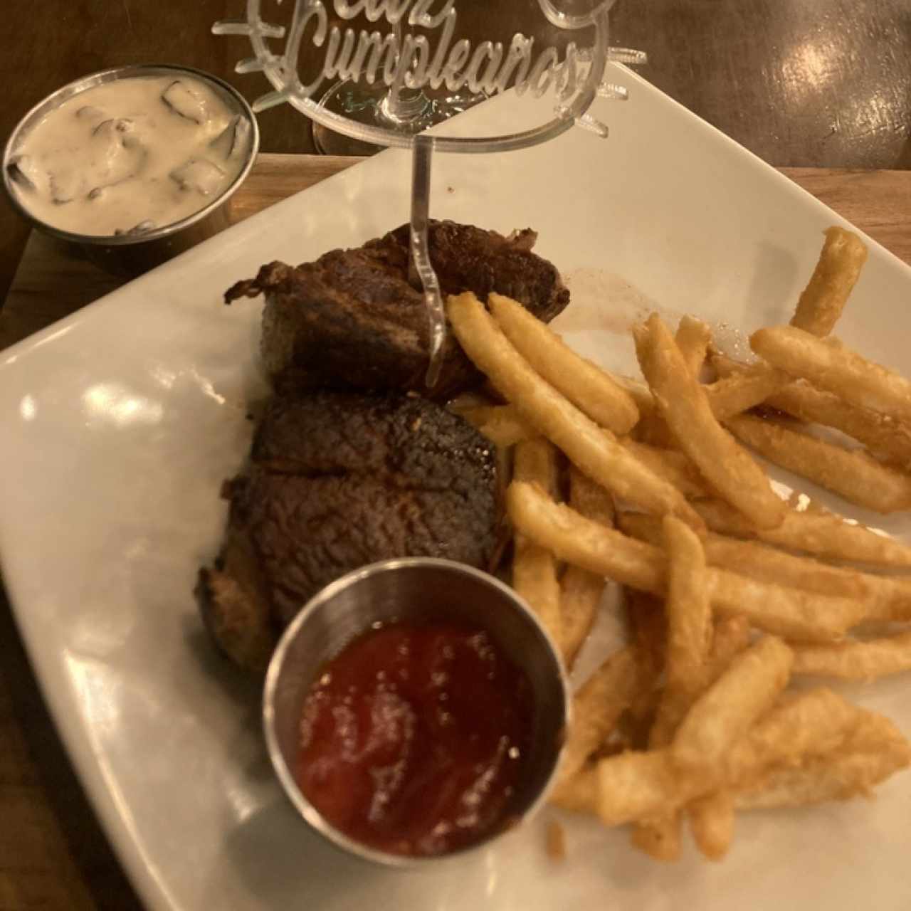 Steak con salsa de hongos y guarnicion