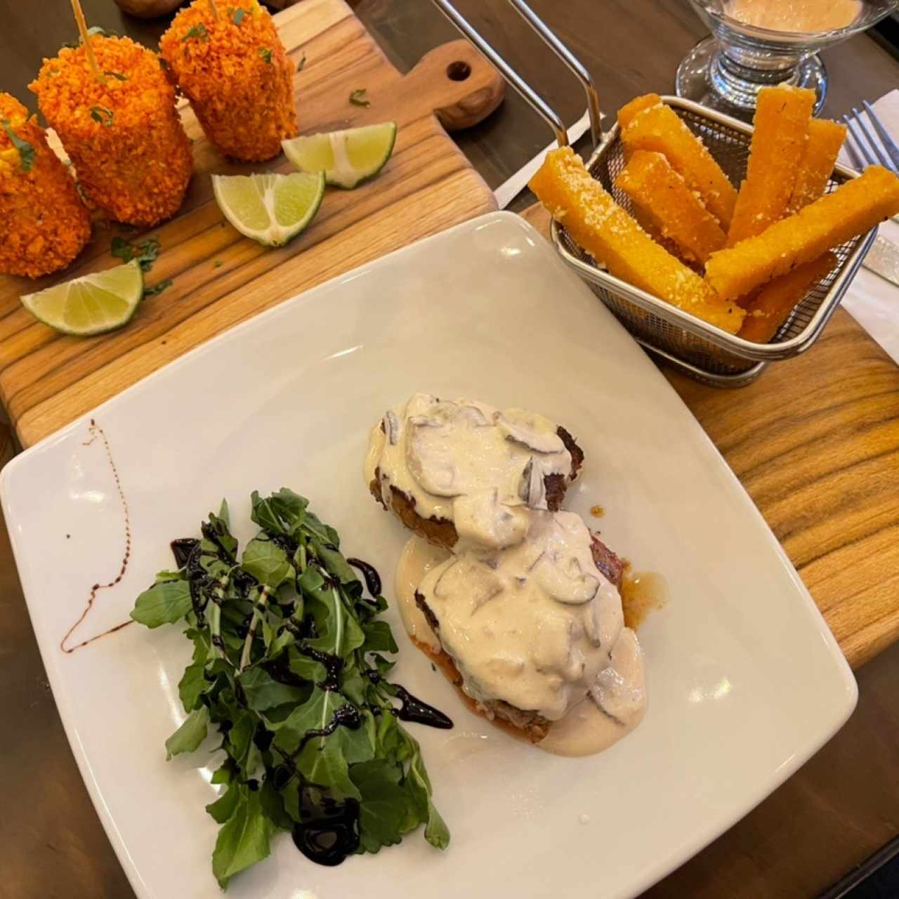 Lomito con salsa de hongos shitake y fries de polenta y re locos  