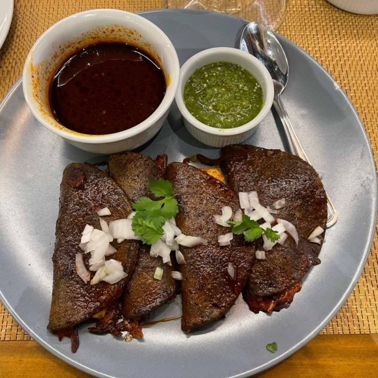 Quesadillas en su jugo (birria)