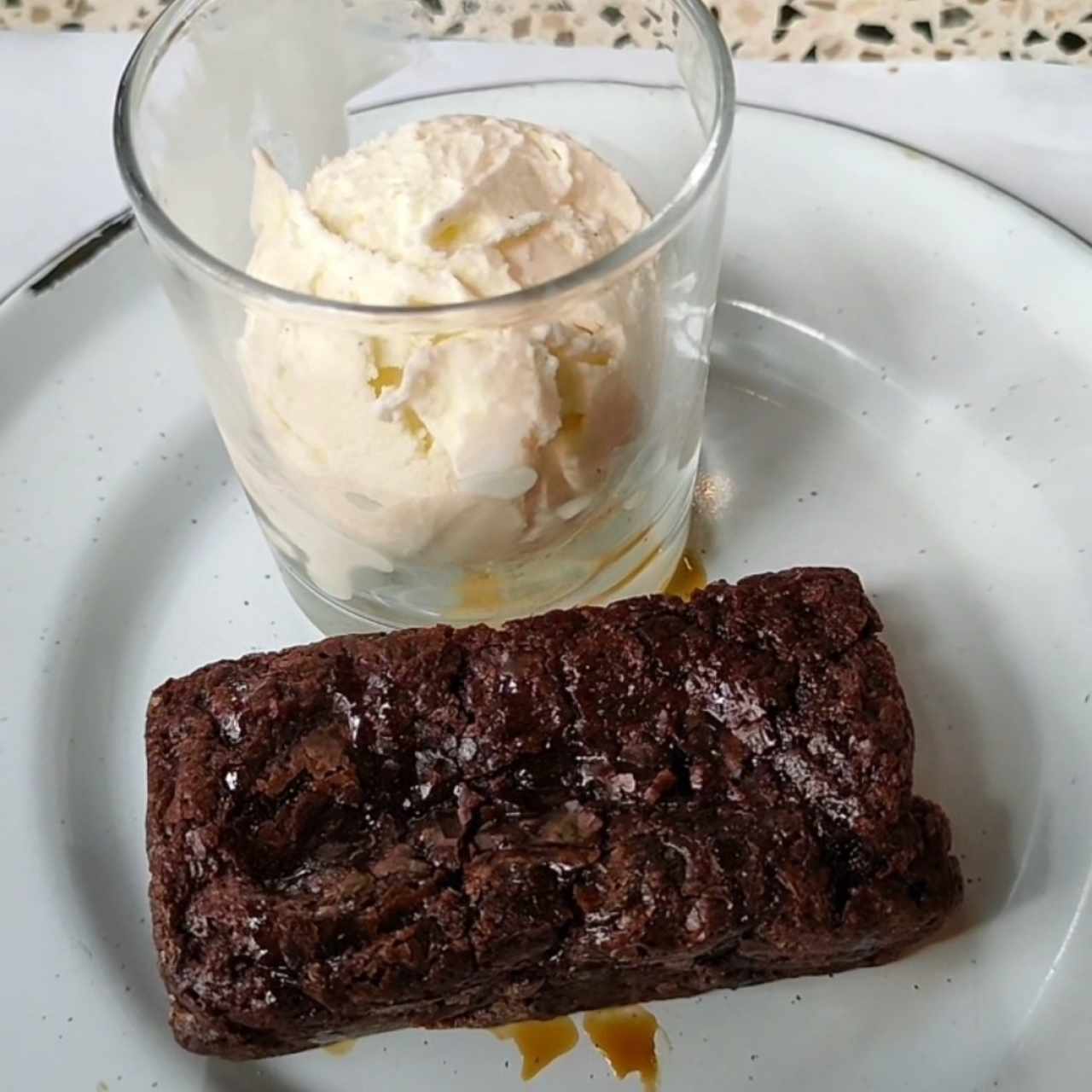 Brownie con salsa de cerveza 