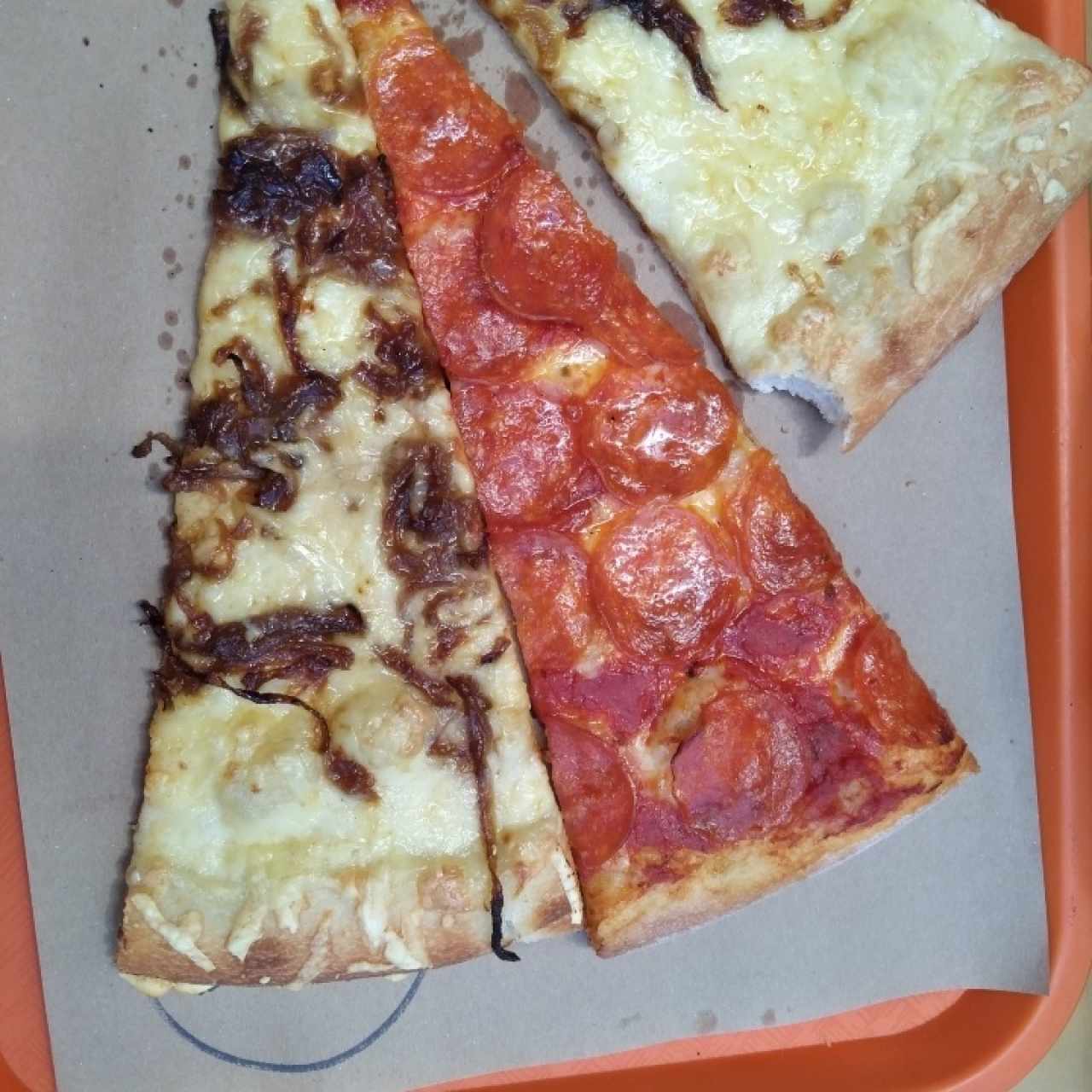 Pizza 2 quesos y cebolla caramelizada es la mejor. 
