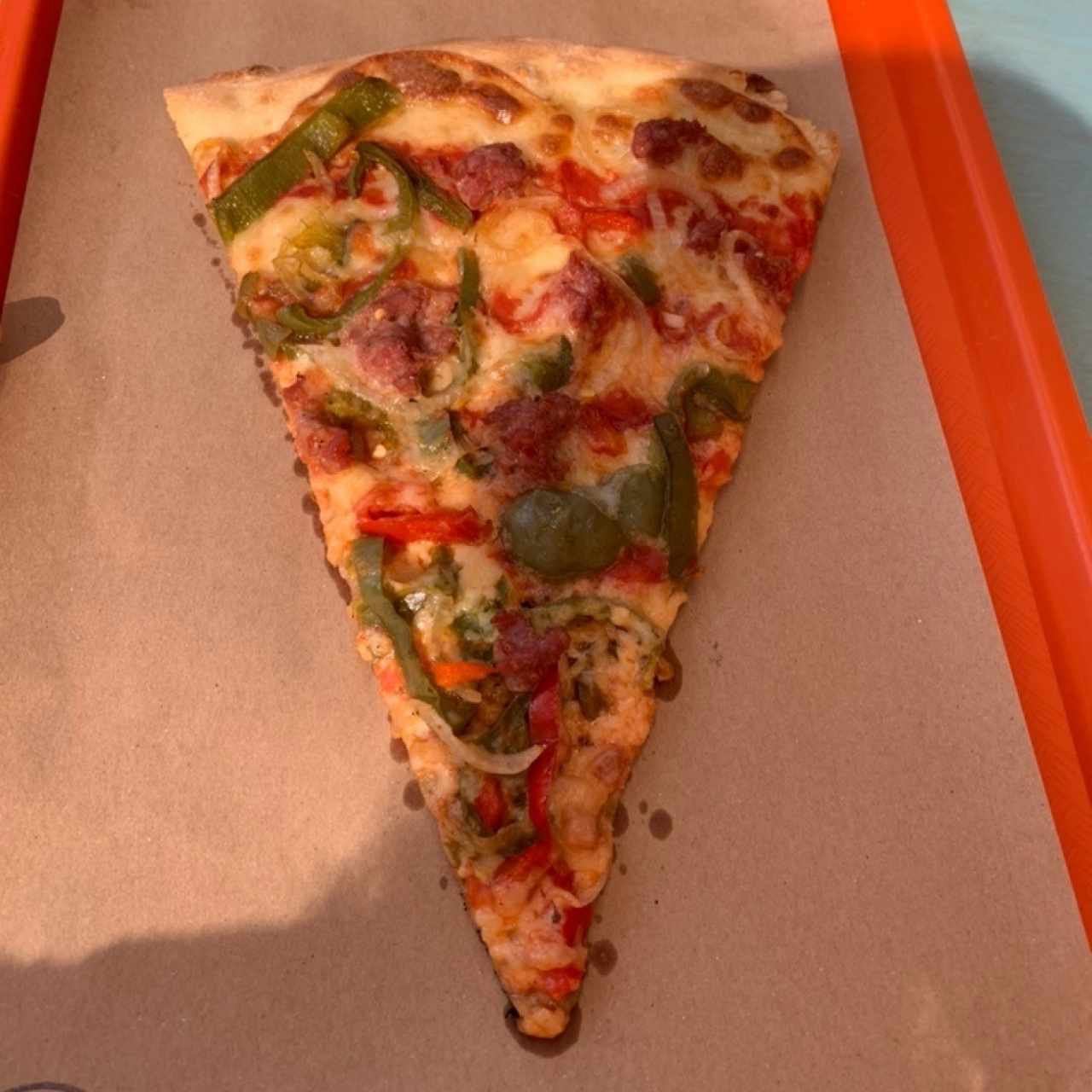 Pizza con salchicha, cebolla, chile pimiento