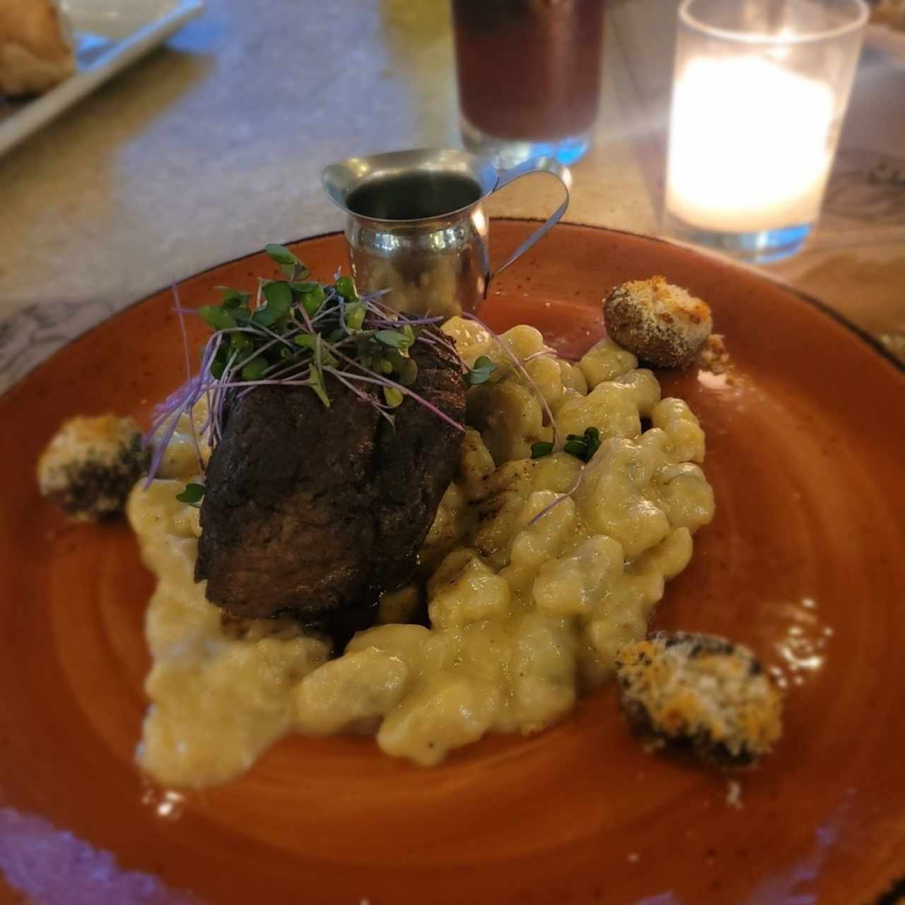 Lomito con salsa de vino tinto 
