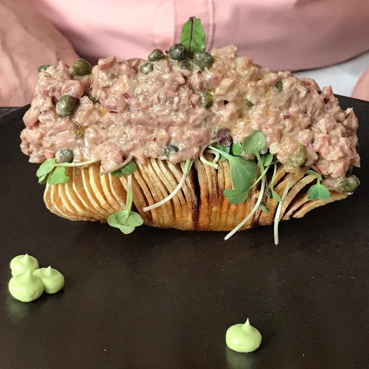 Papas domino con carne y alcaparras frio