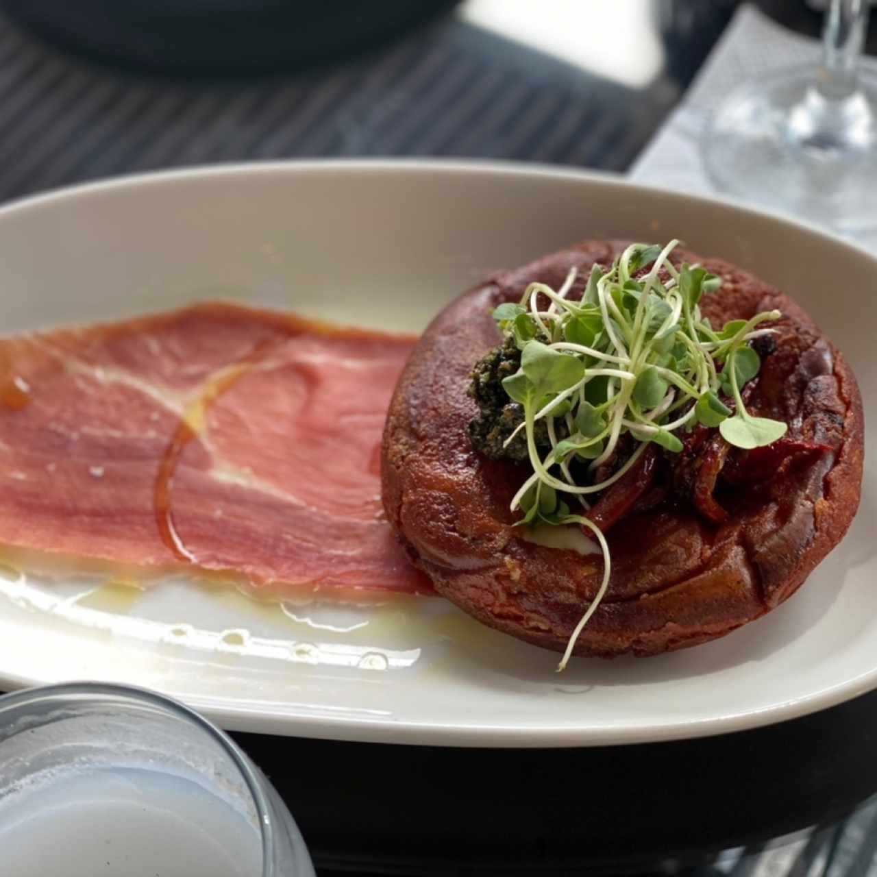 entrada Queso provolone con jamón serrano