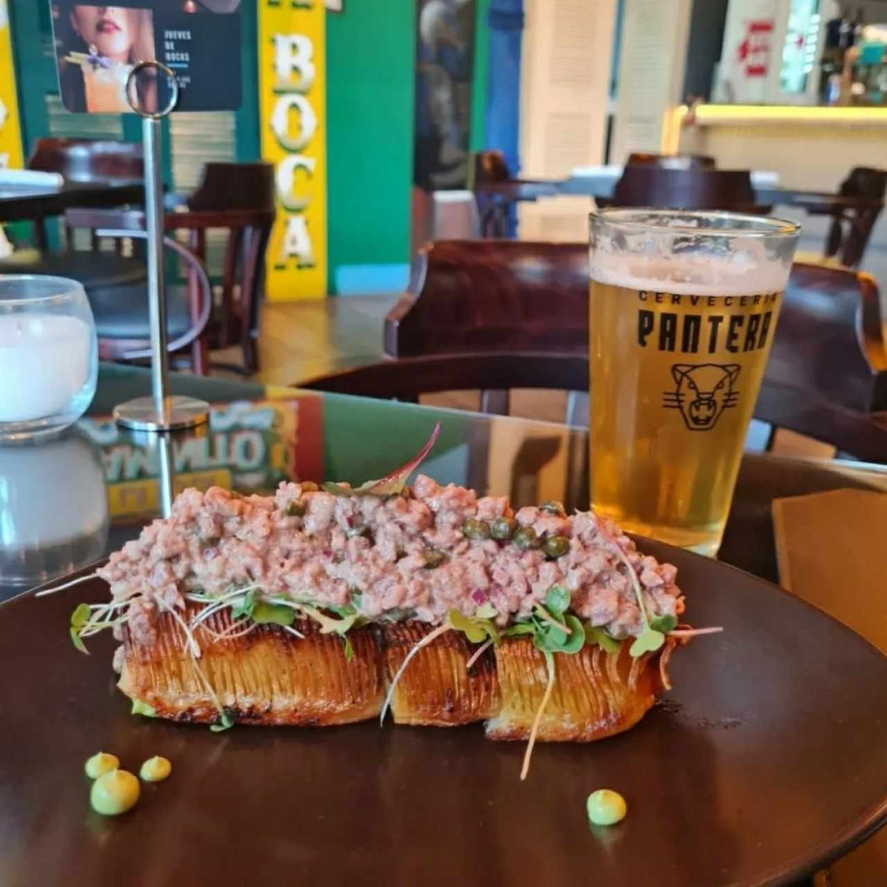 esta papa con alcaparras y carne es deliciosa 