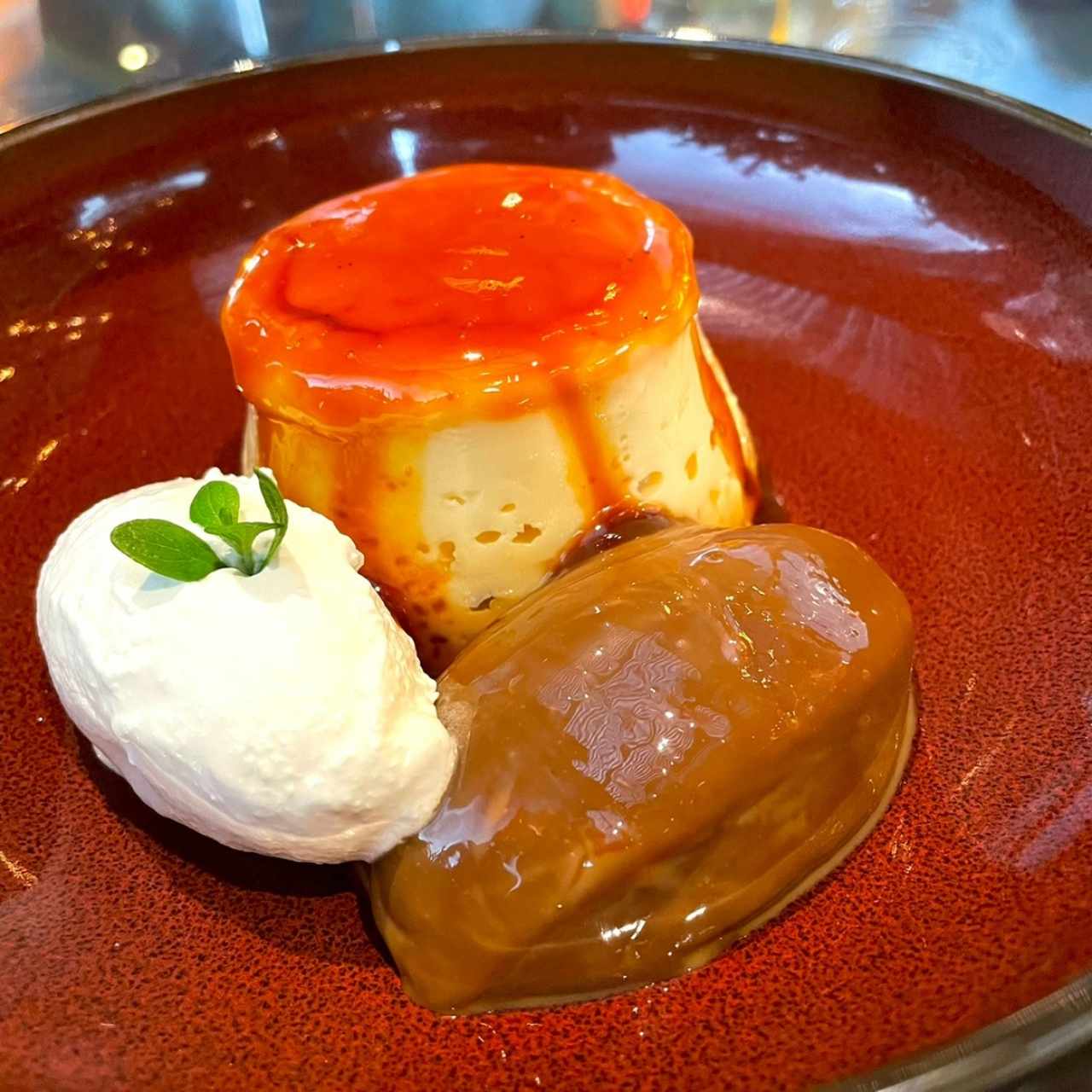 flan con dulce de leche y crema chantillí