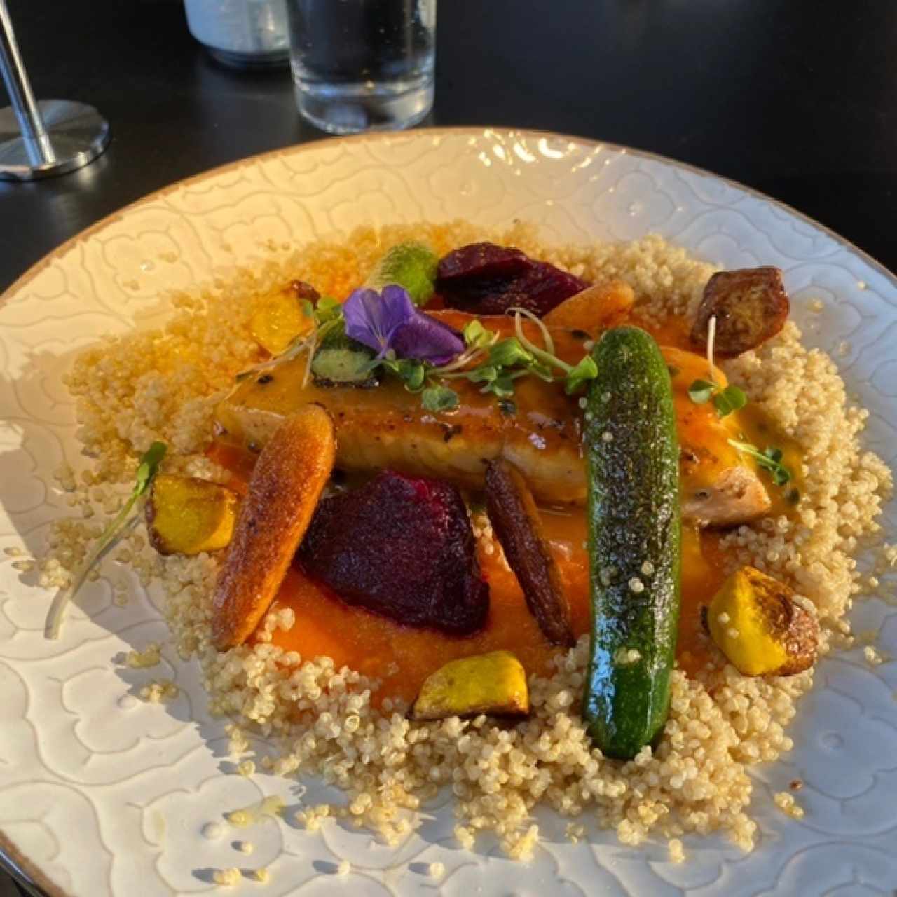 Salmon en cama de quinoa y pure de zanahoria 