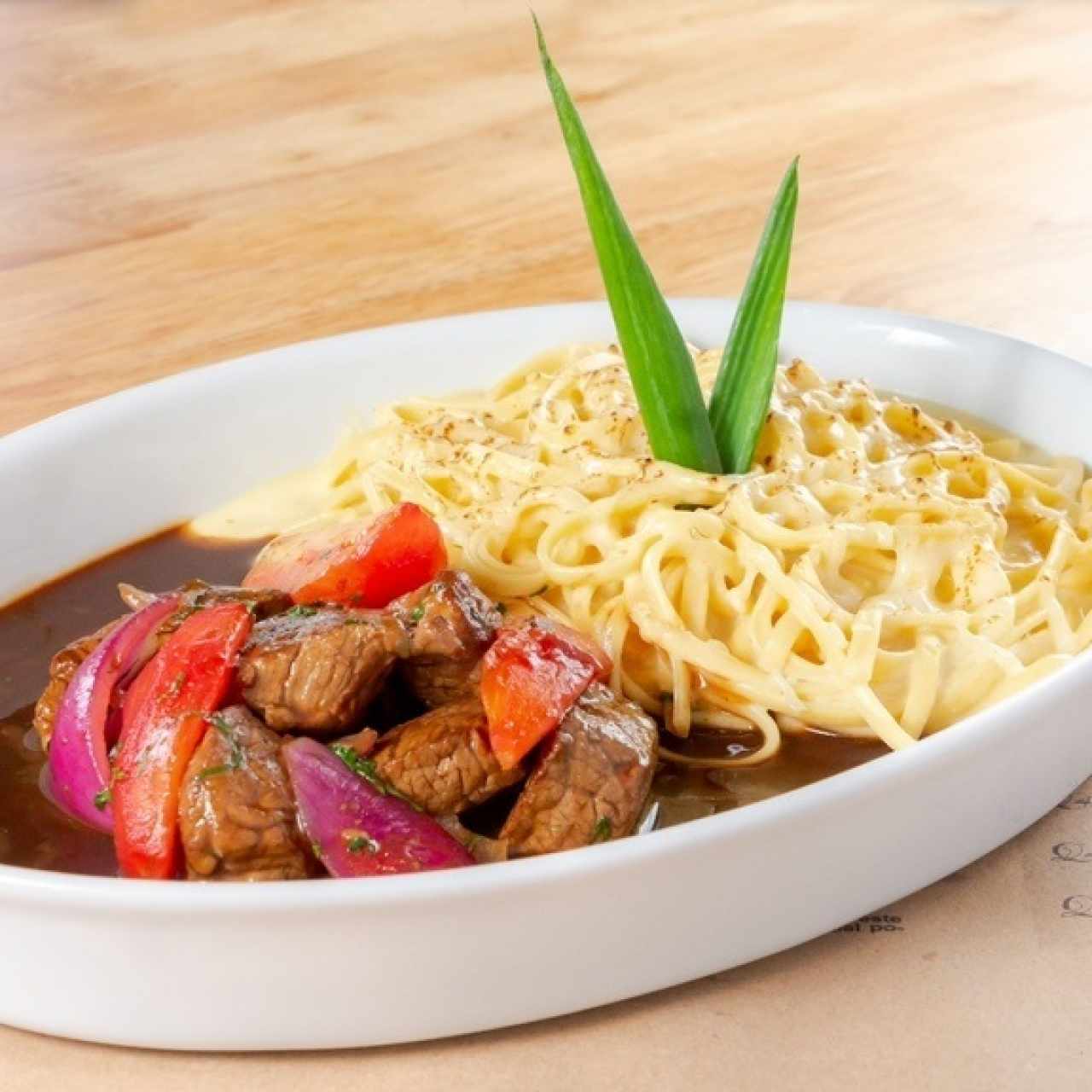 linguini a la huancaina  con lomo saltado