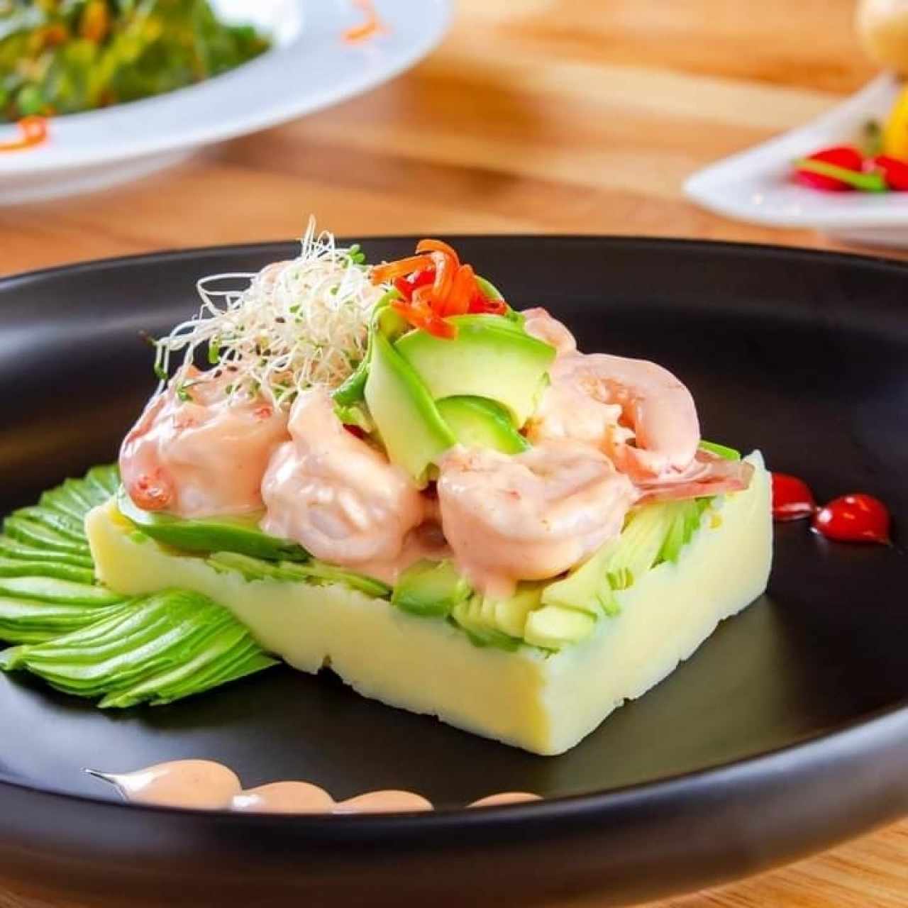 Causa Limeña con camarones, masa de papa con su toque de ají amarillo y zumo de limón. Te encantará..... 