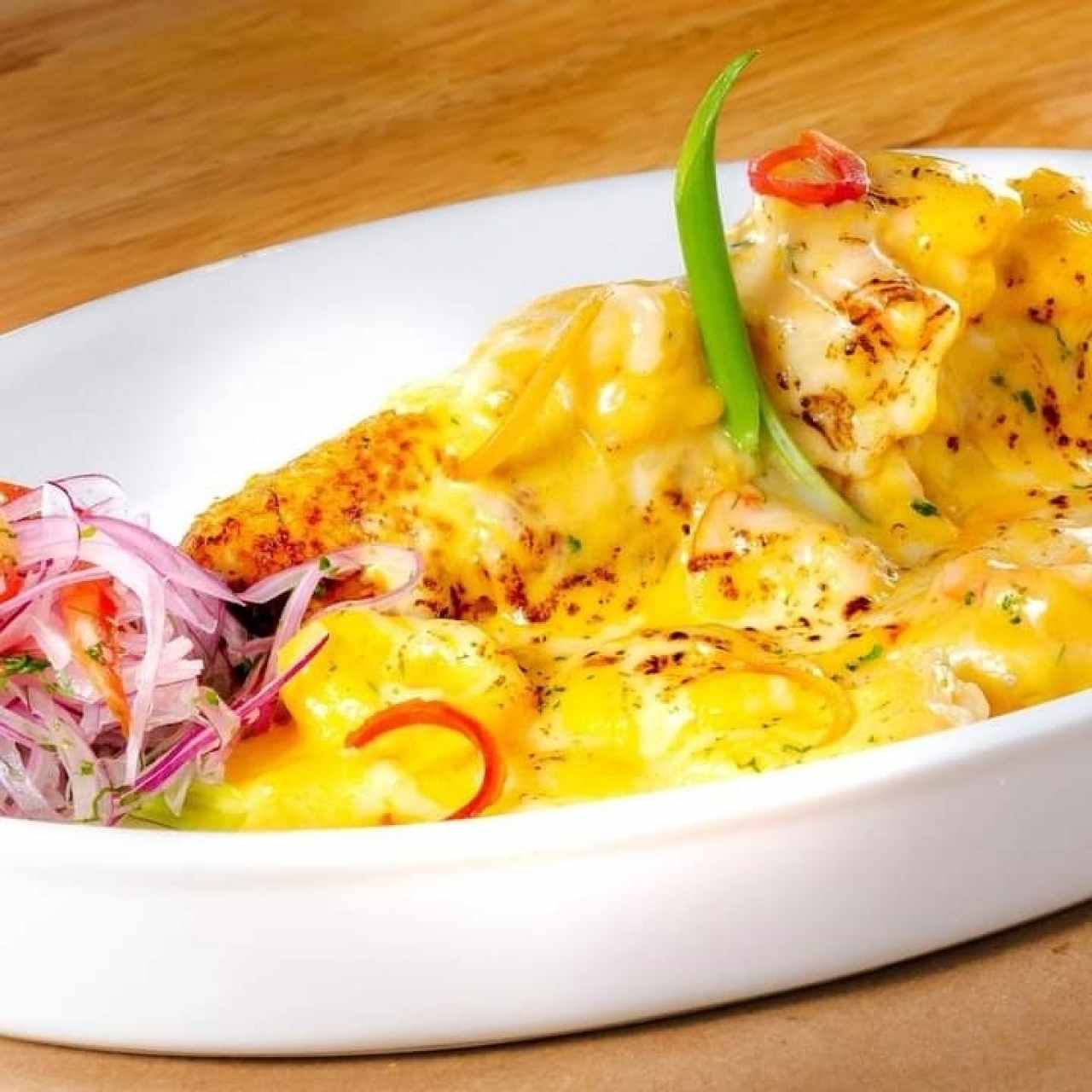TACU TACU CON PICANTE DE CAMARONES... Una mezcla de arroz y frejol moldeadas y crujientes... Bañada con esta deliciosa salsa de camarones y gratinadas con abundante queso..... 😋😋😋😋