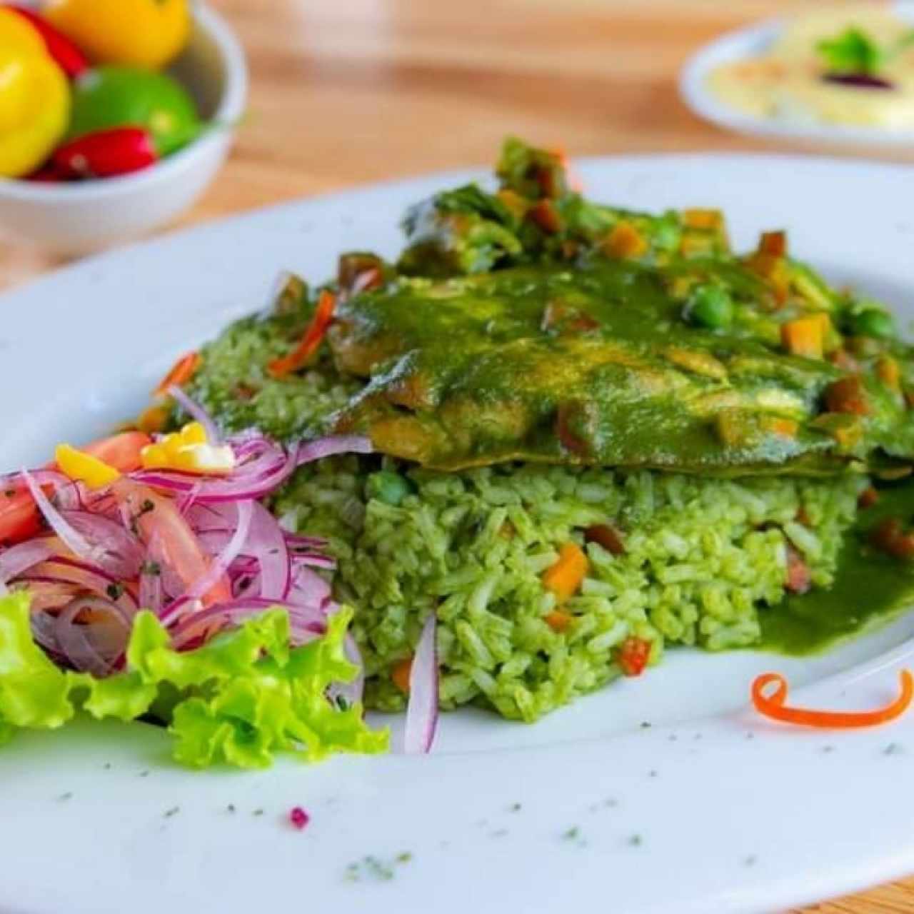 Arroz con Pollo.. Un platillo 💯% criollo y bien peruano... Atrévete y solicítalo con su papa a la huancaina...... 🥰🥰🥰🥰