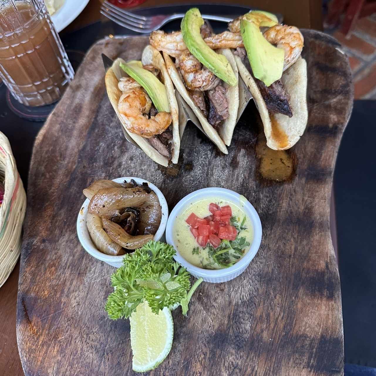 Tacos de entraña y camaron 