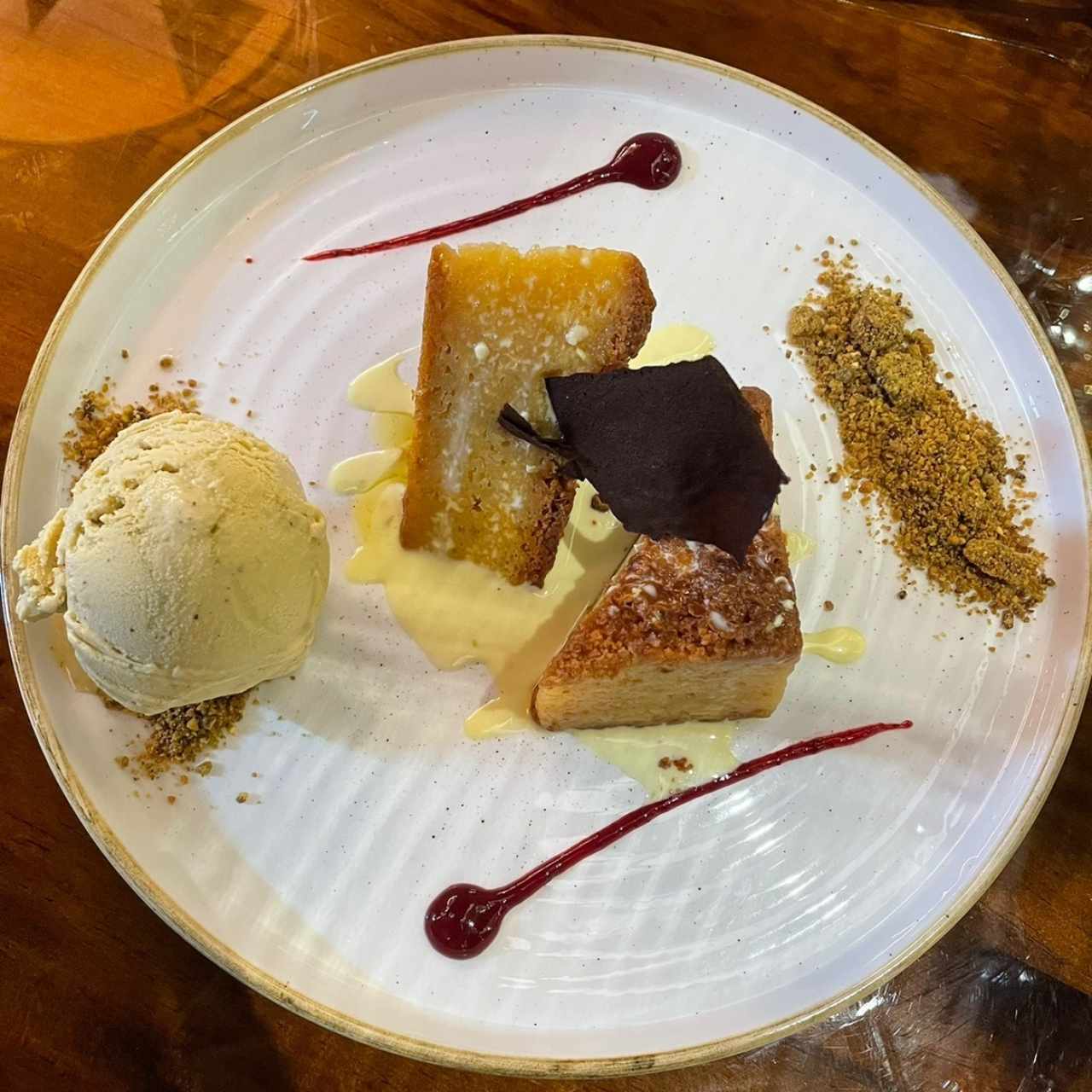 brownie blanco con helado de pistachio