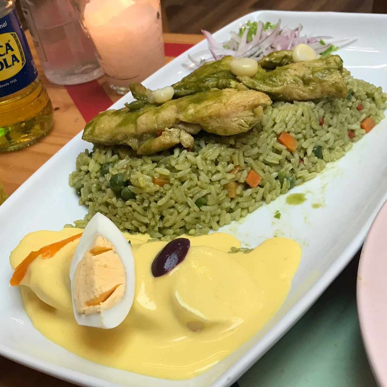 Arroz con pollo y papa a la huancaina
