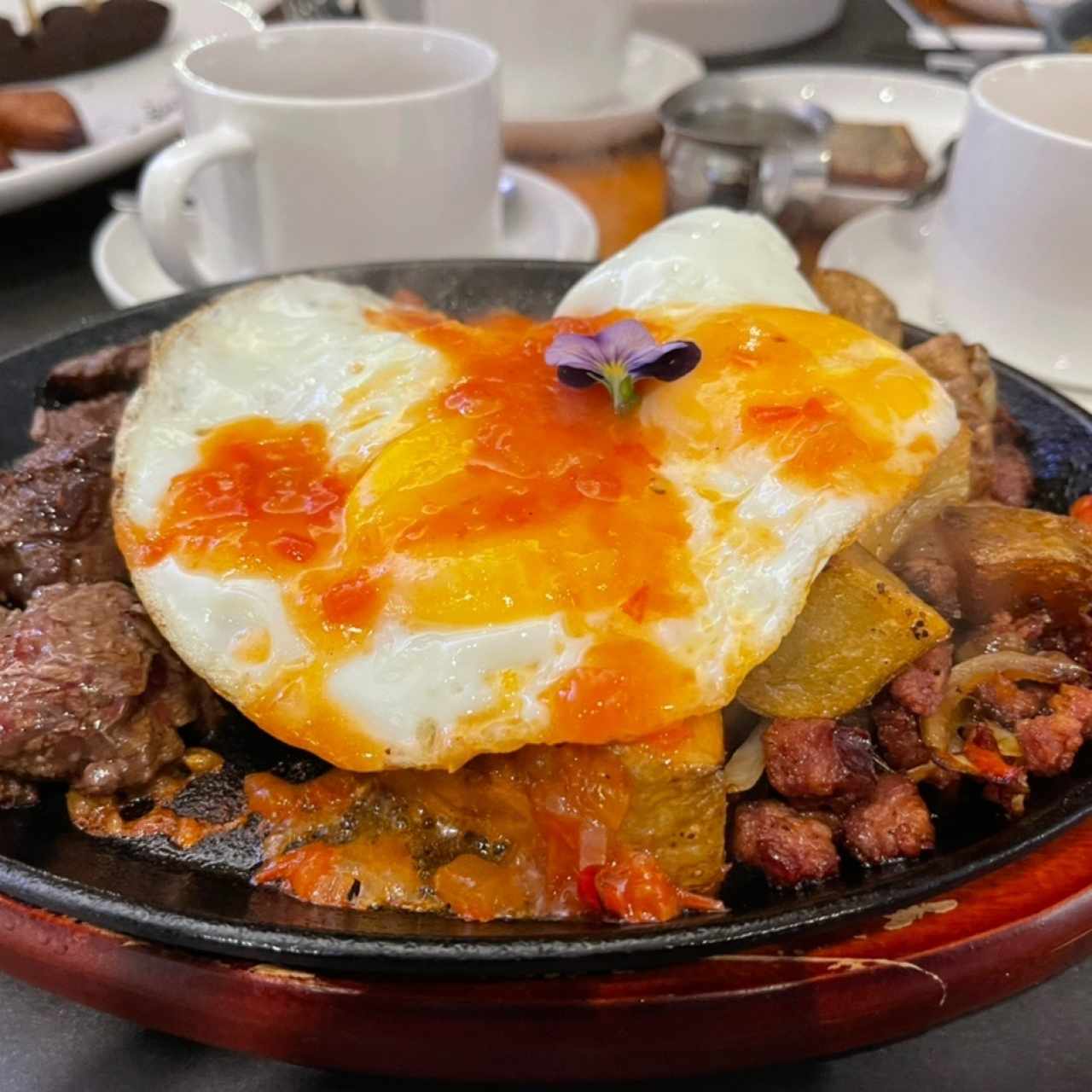 Huevos con lomito y papas deliciosas