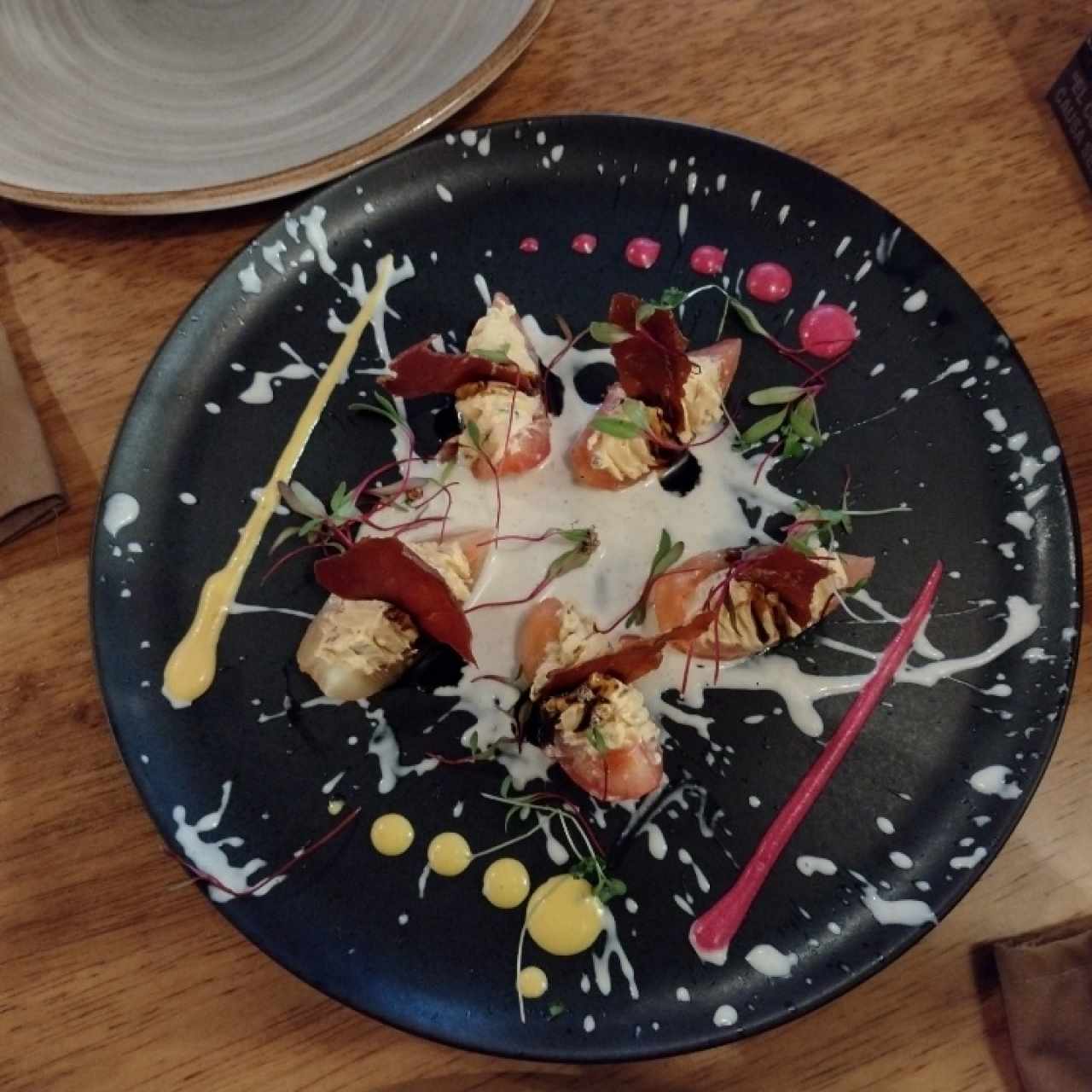 Tomates con crocante de jamón serrano