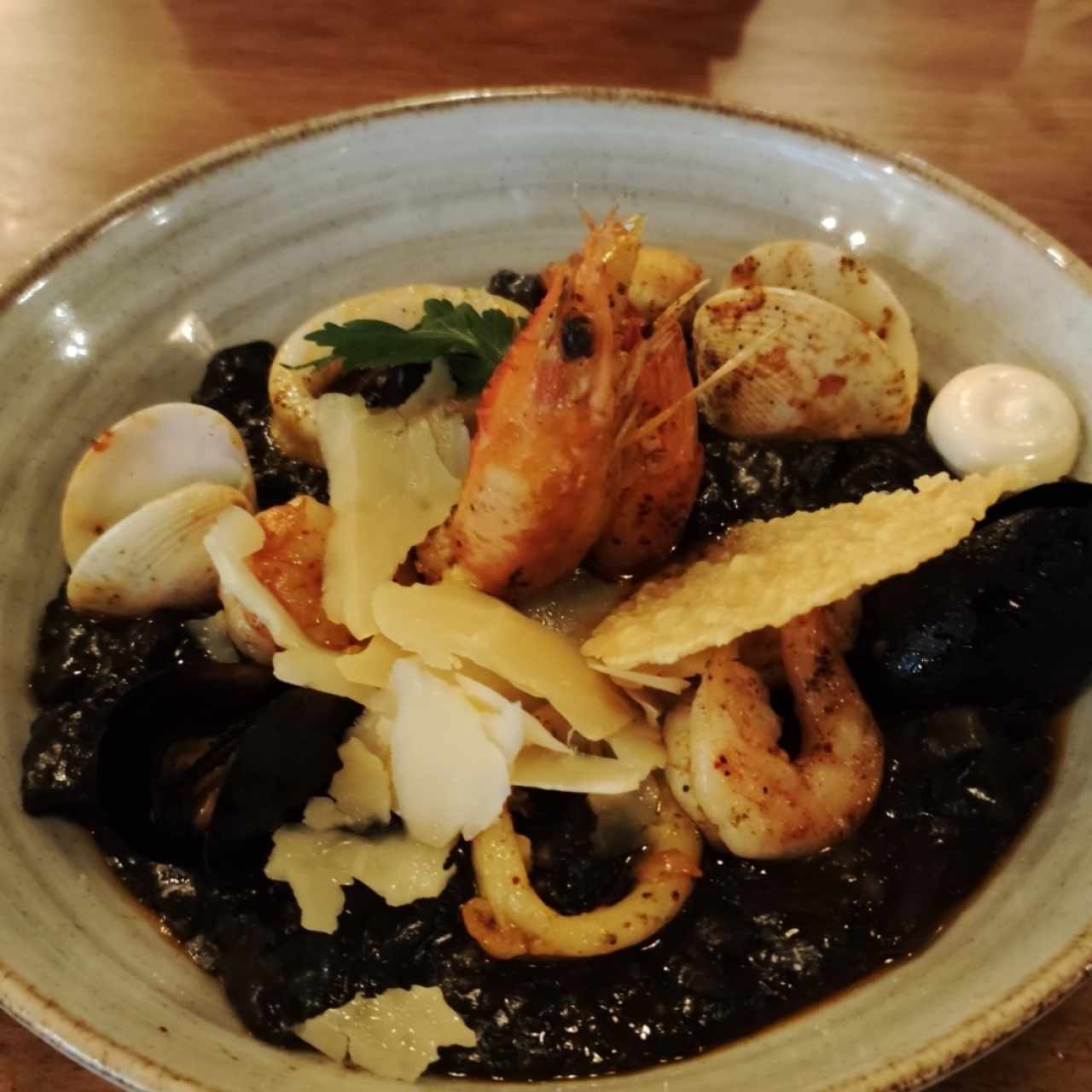 Risoto negro de camarones