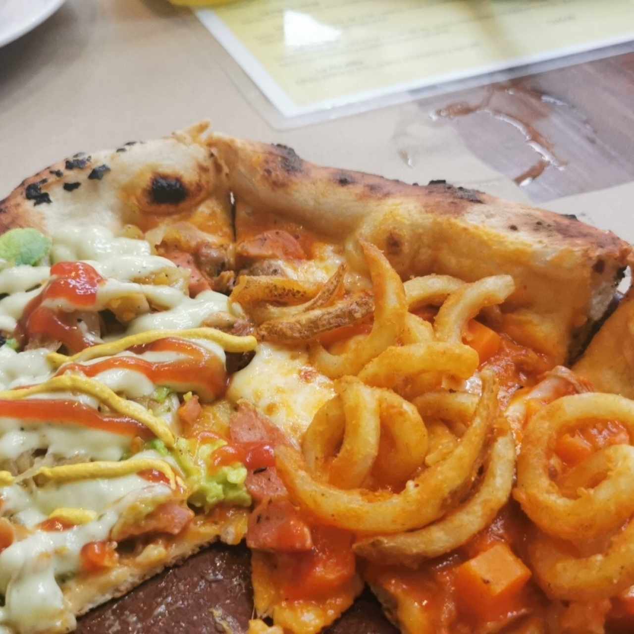 Pizza mitad Shuco mitad Hilachas