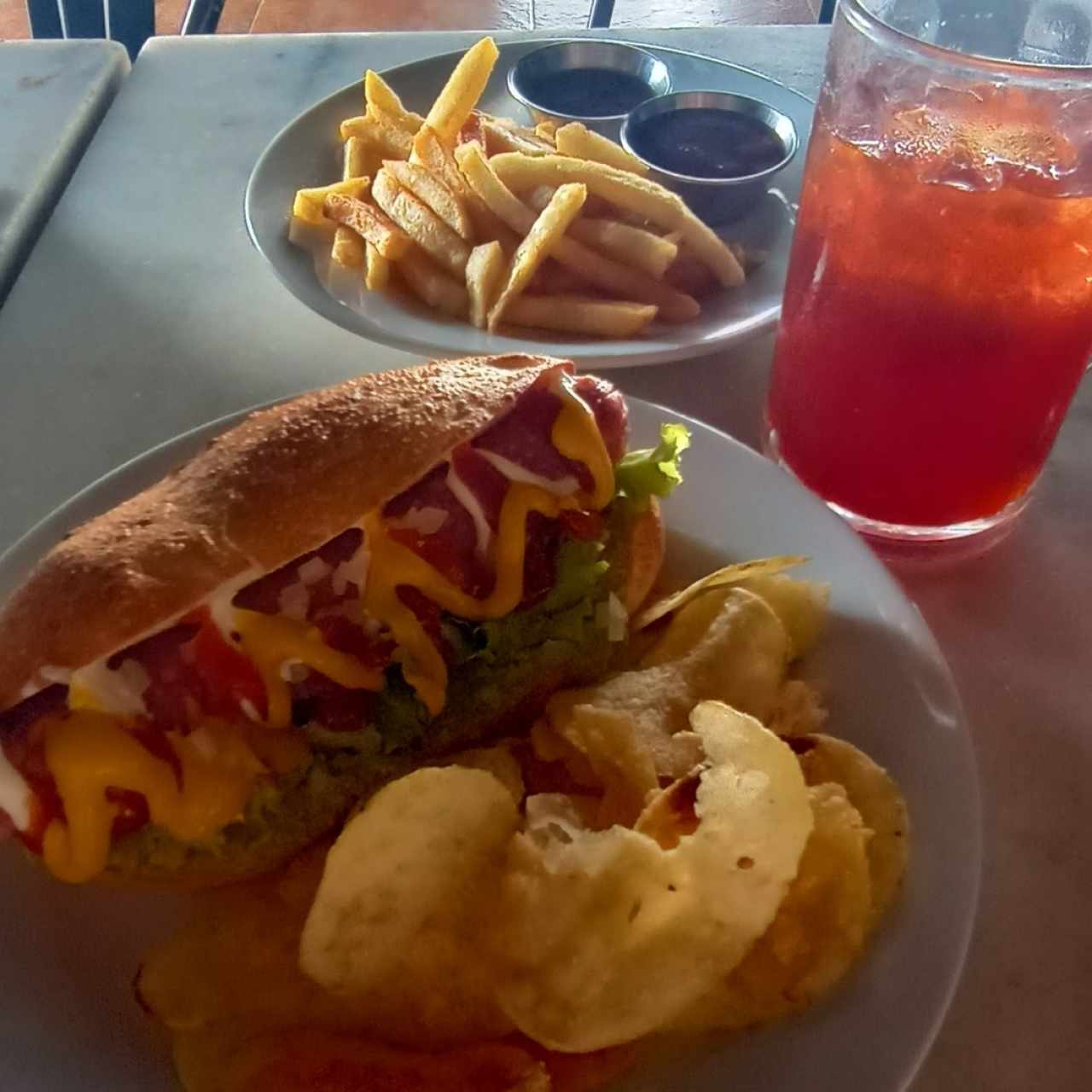 Super montadito Chapín, papalinas y papas fritas con Sangría