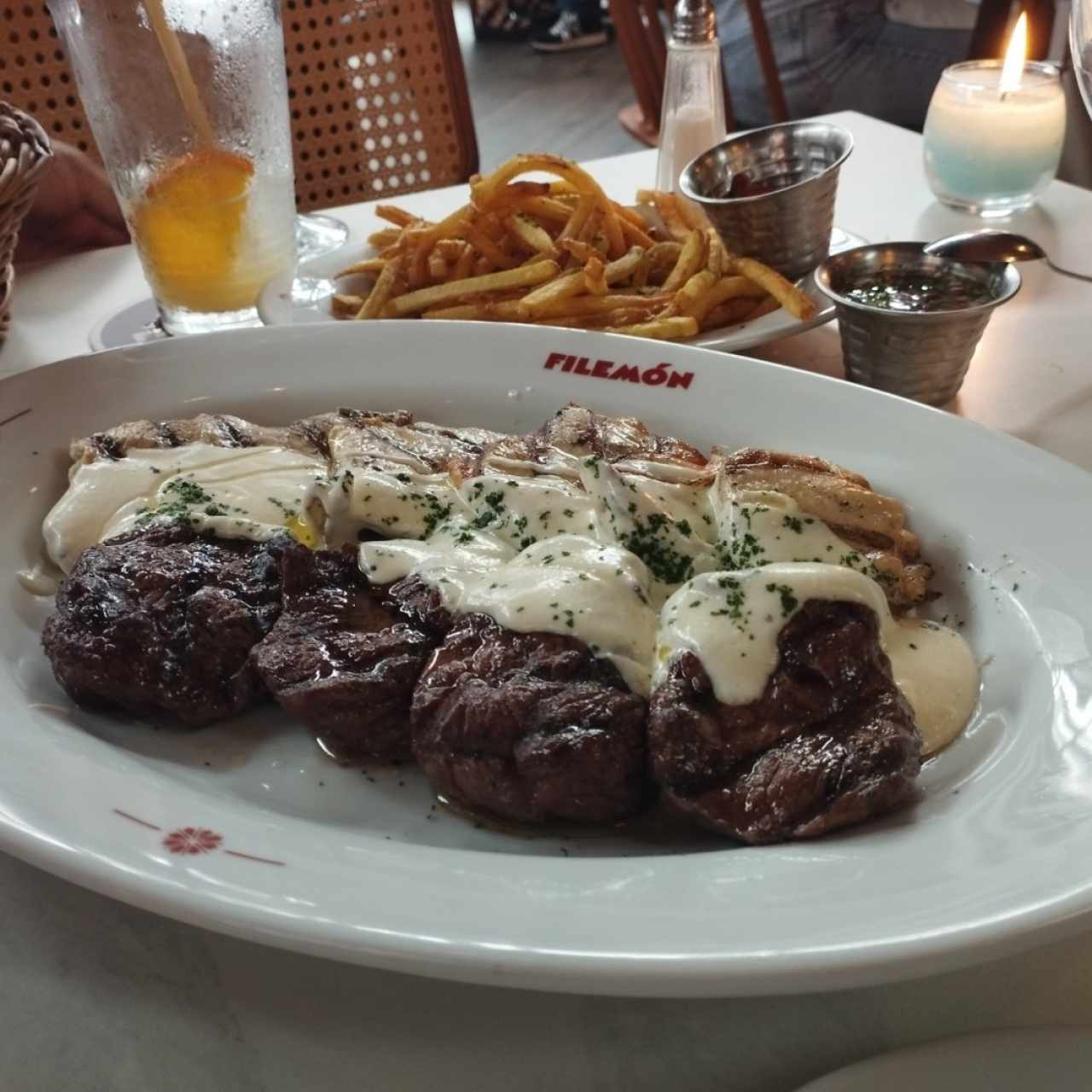 carne y pollo con salsa bechamel