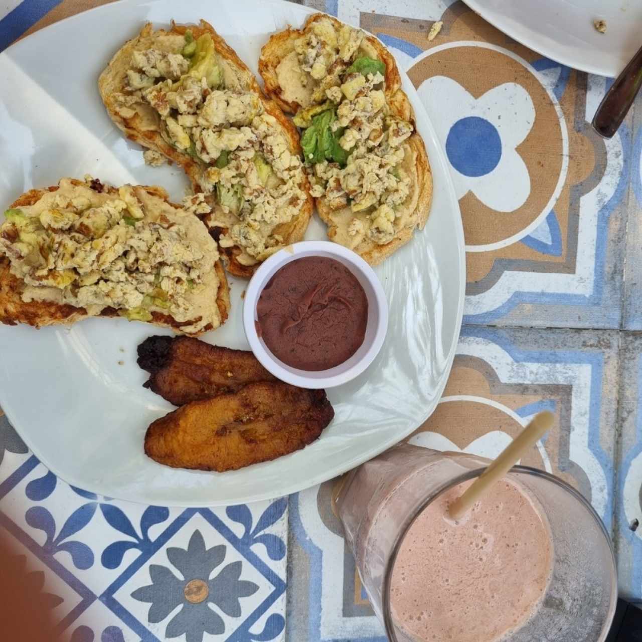 Toast de humus, aguacate y huevo