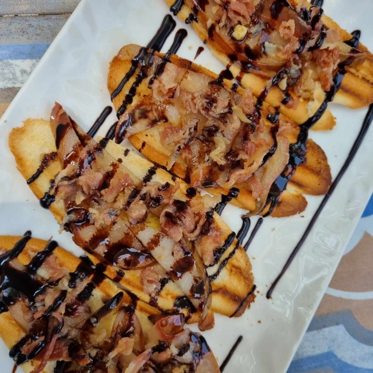 toast de peras al vino y tocino