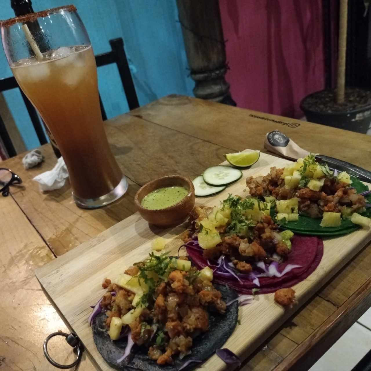 Tacos al pastor con chicharrón y exquisita bebida de tamarindo