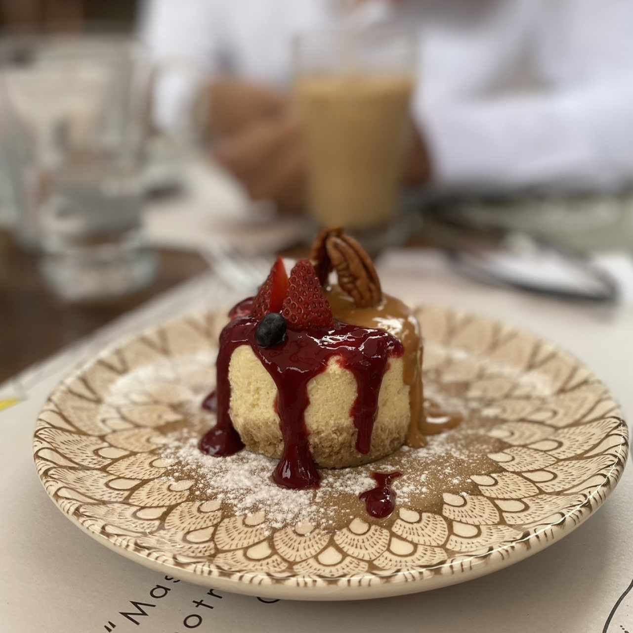 Cheesecake con culis y dulce de leche 