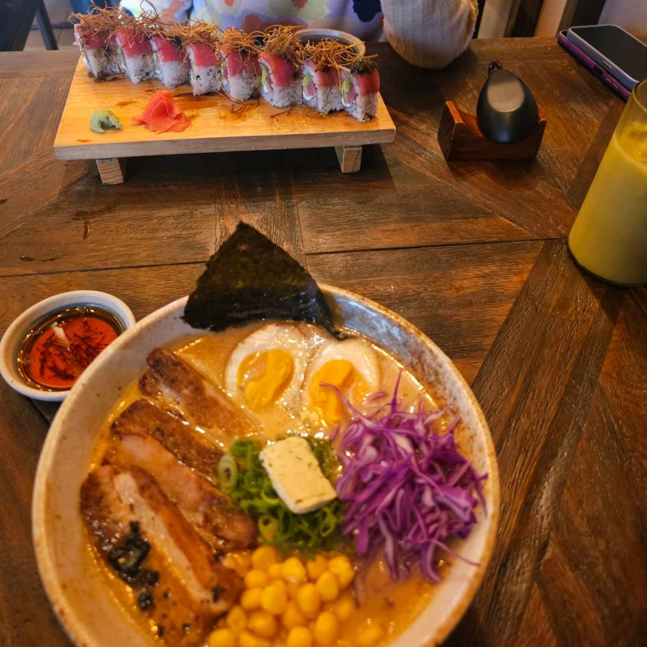 Sushi de atún y ramen miso.