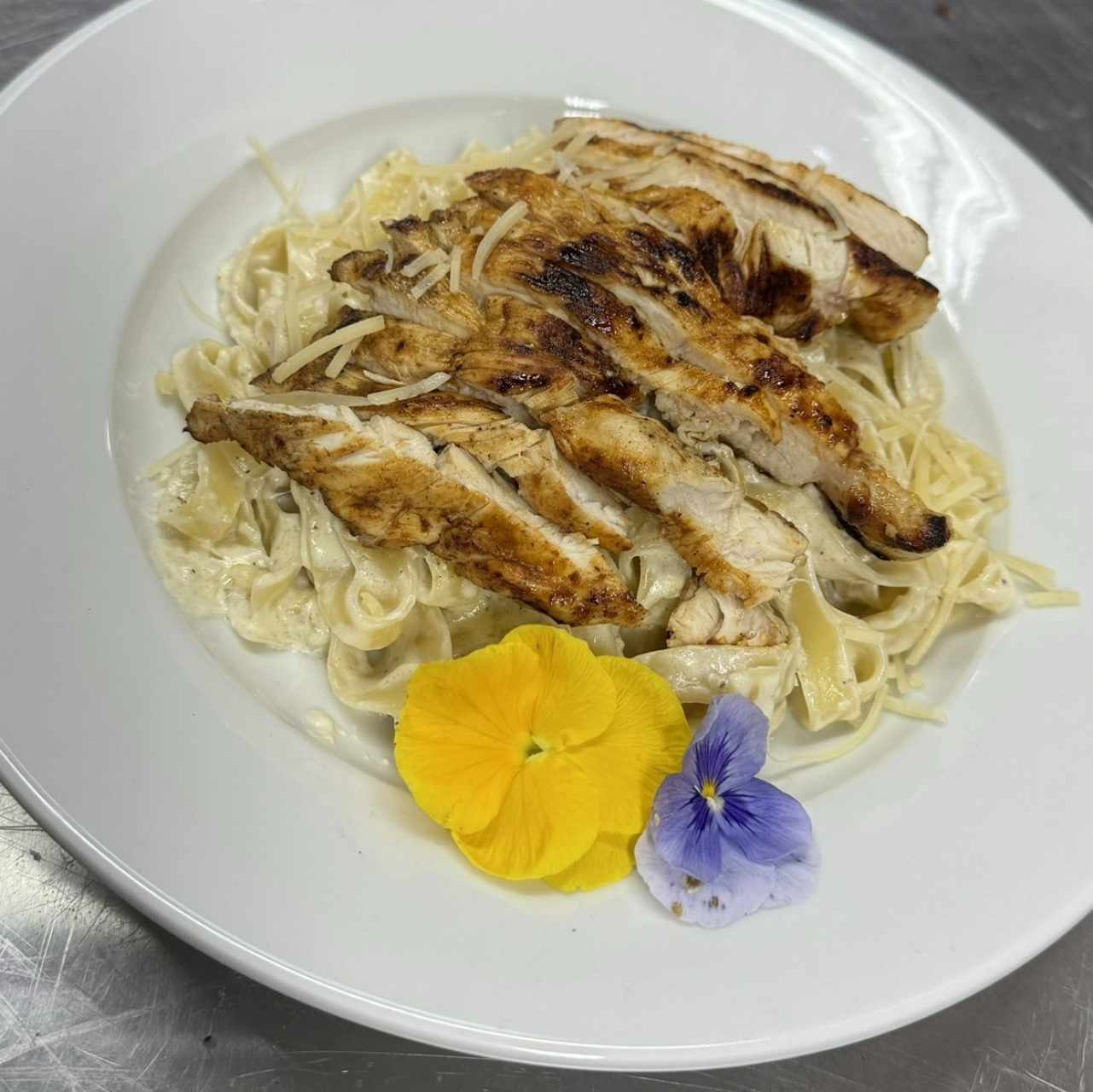 Pasta en salsa blanca con pollo 