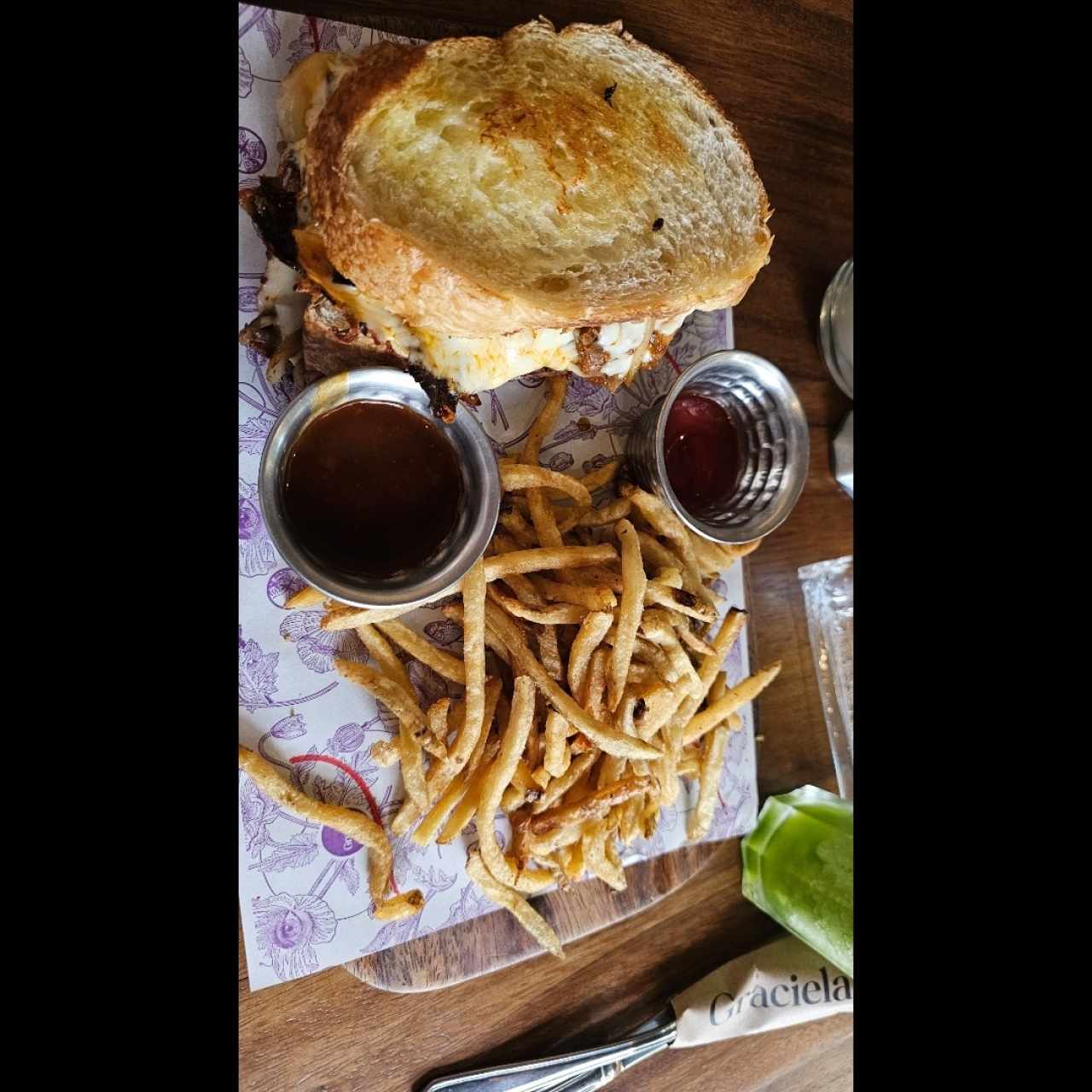 Sándwich lomito y queso suizo.