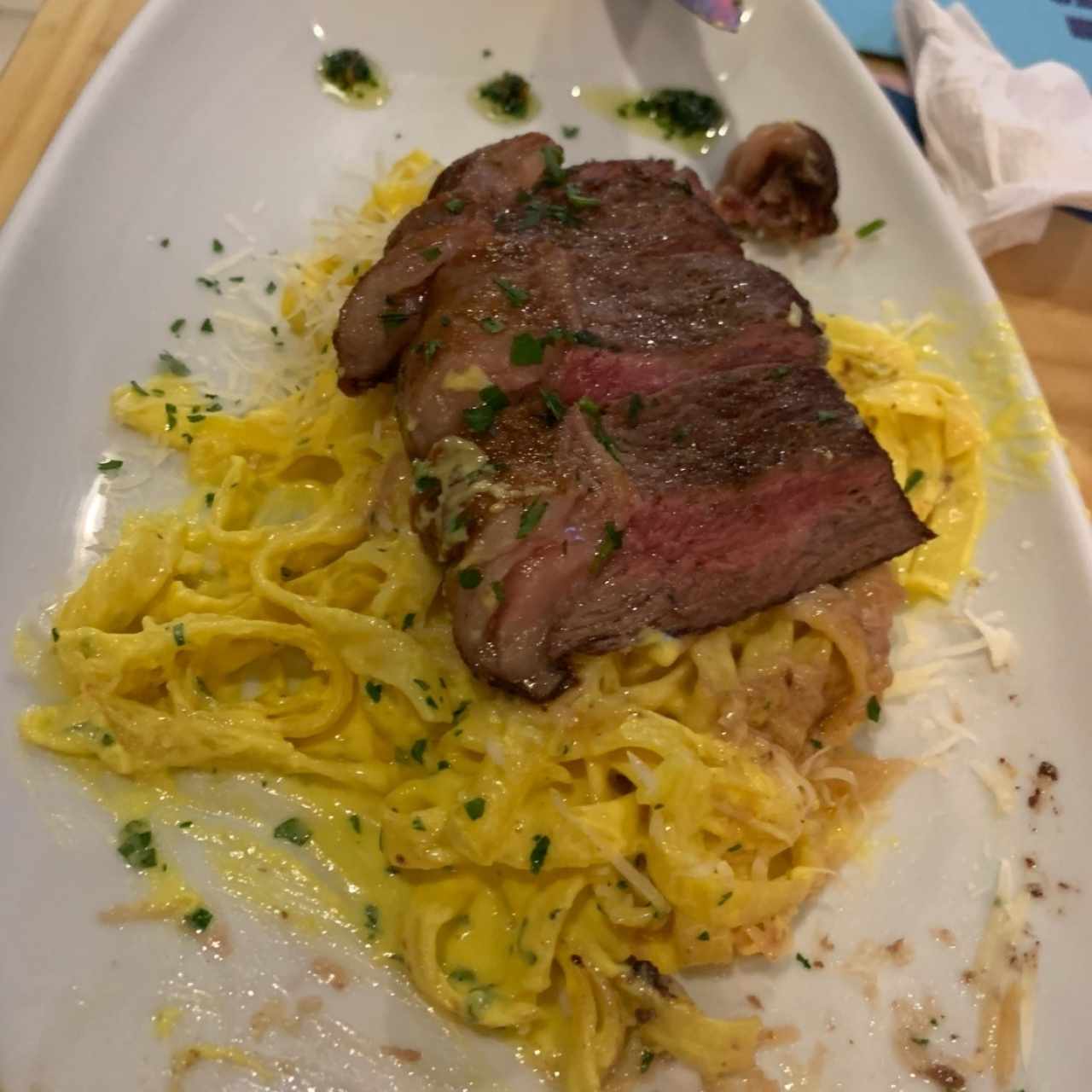 Fetuccini Huancaina con Culotte y Camarón