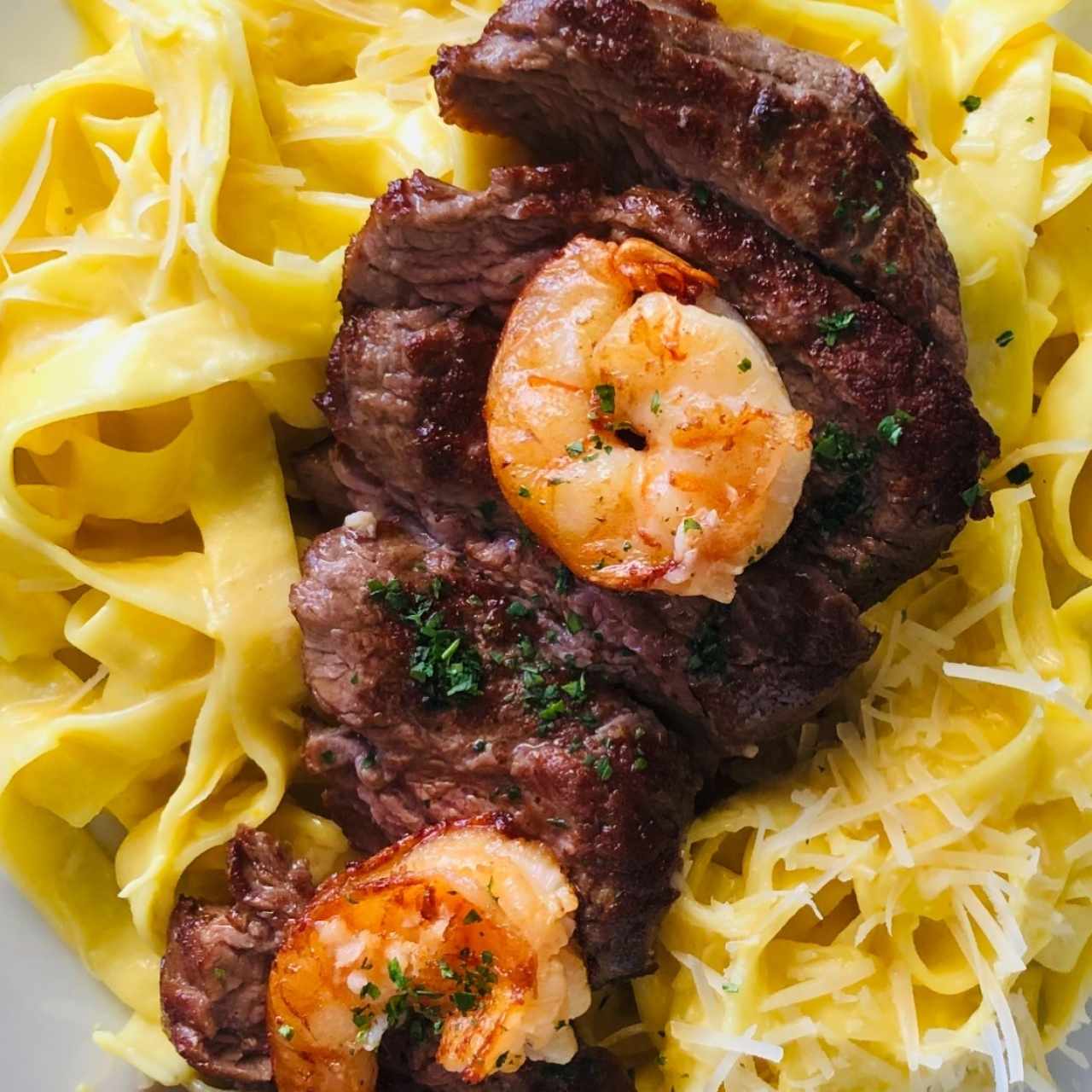 Fetuccini Huancaina con Culotte y Camarón