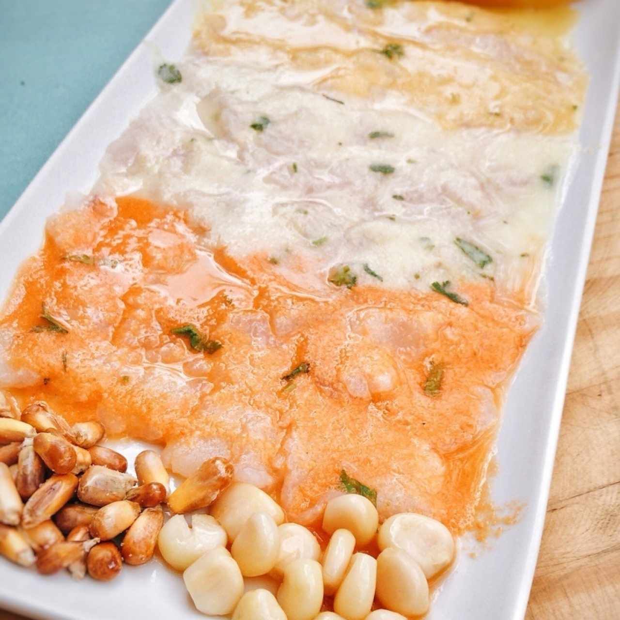 tiradito de pescado con 3 salsas diferentes