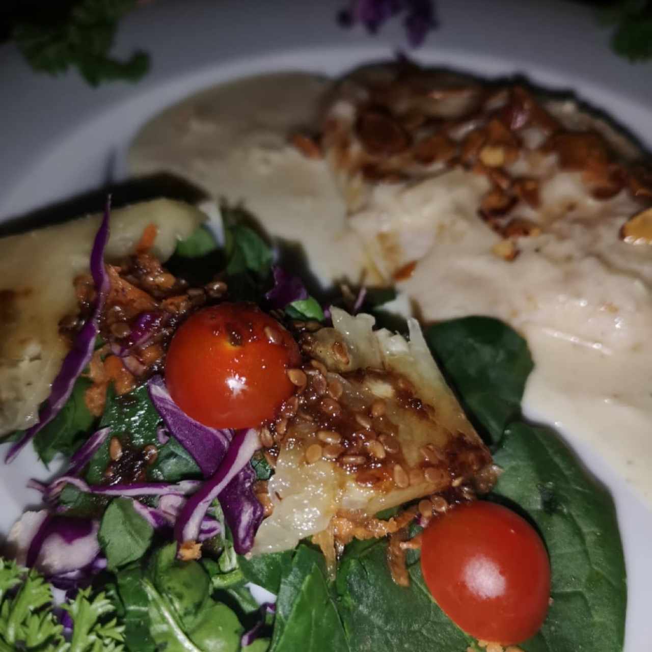 pollo en salsa de almendras con ensalada de la casa