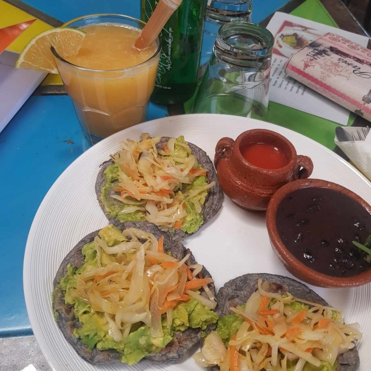 Tortilla de maíz con guacamole y repollo