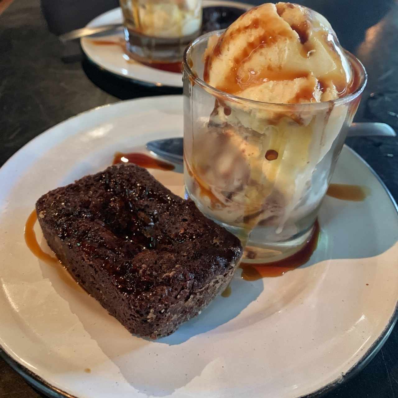Brownie con helado y caramelo de cerveza
