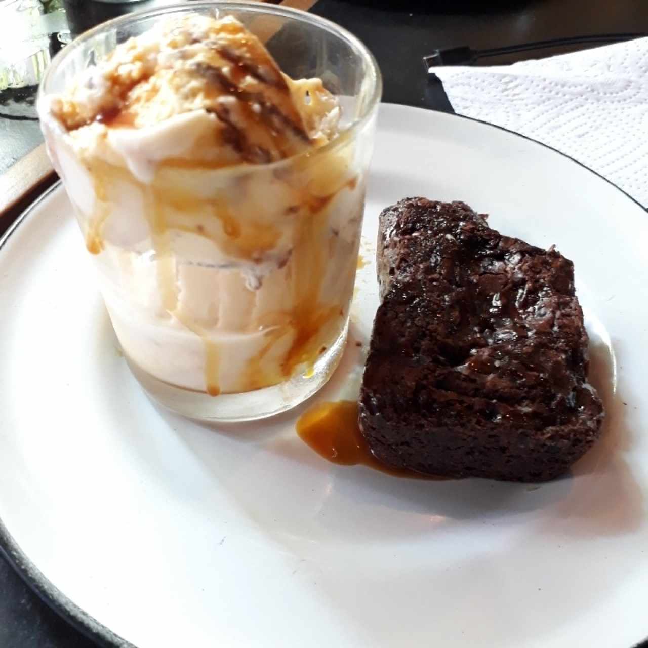 Brownie con helado y caramelo de cerveza 