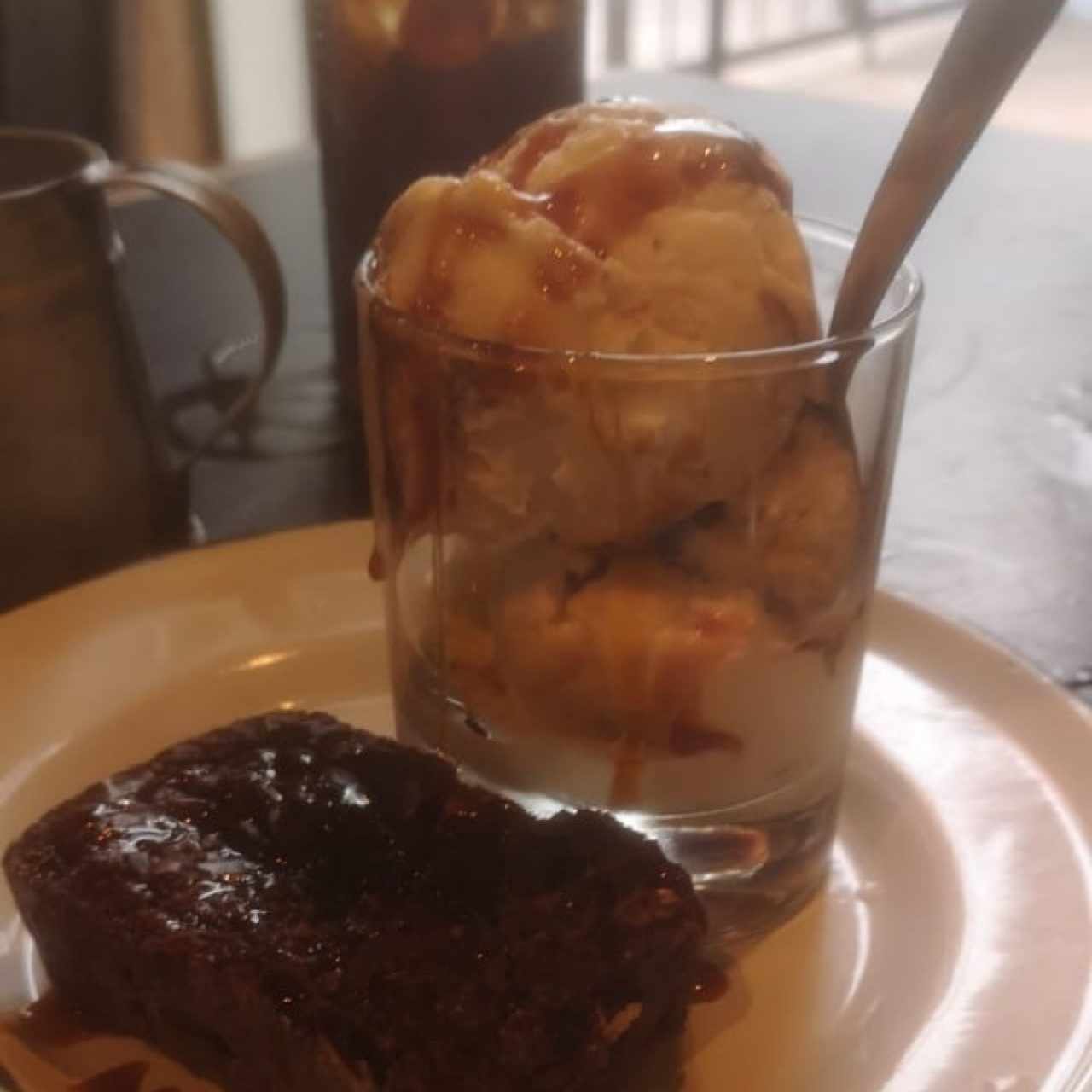 brownie con helado y jarabe de cerveza. 