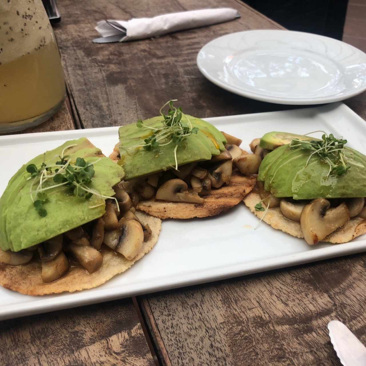 Toastadas deshidratadas de hongos y aguacate