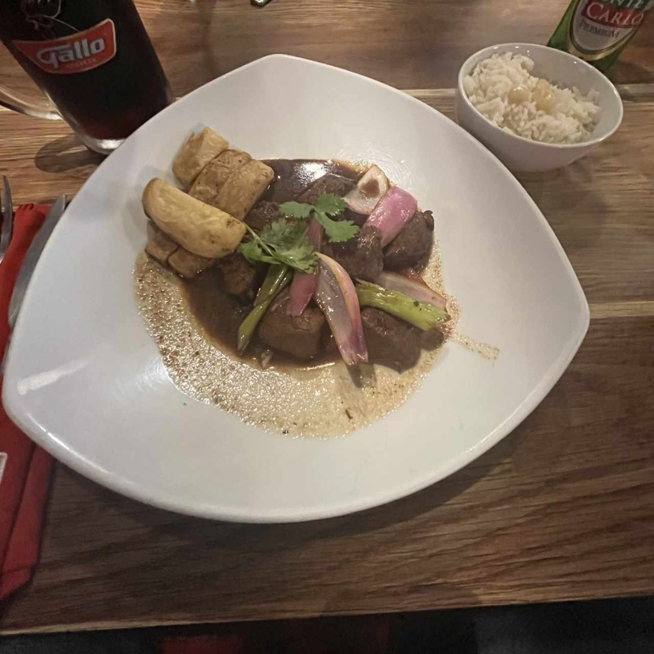 Pedi un plato de lomo saltada y creo que le hizo falta un poco mas de verduras al plato. Buen sabor