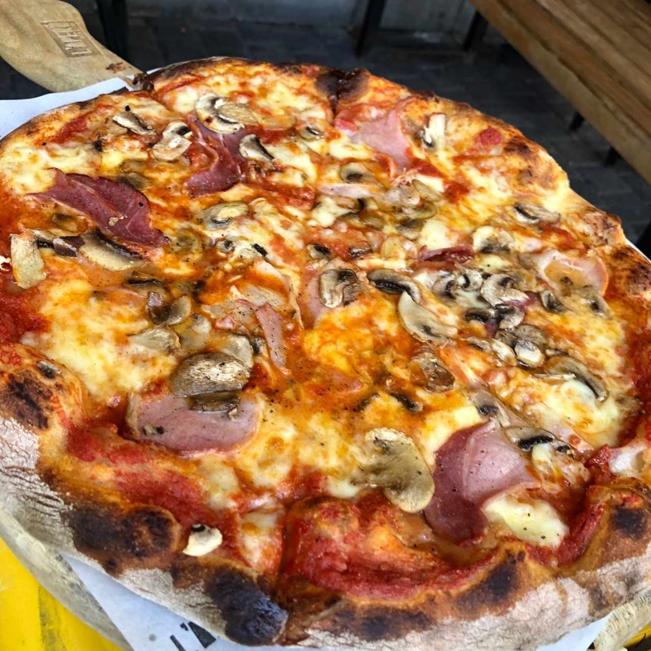 Pizza jamon y champiñones