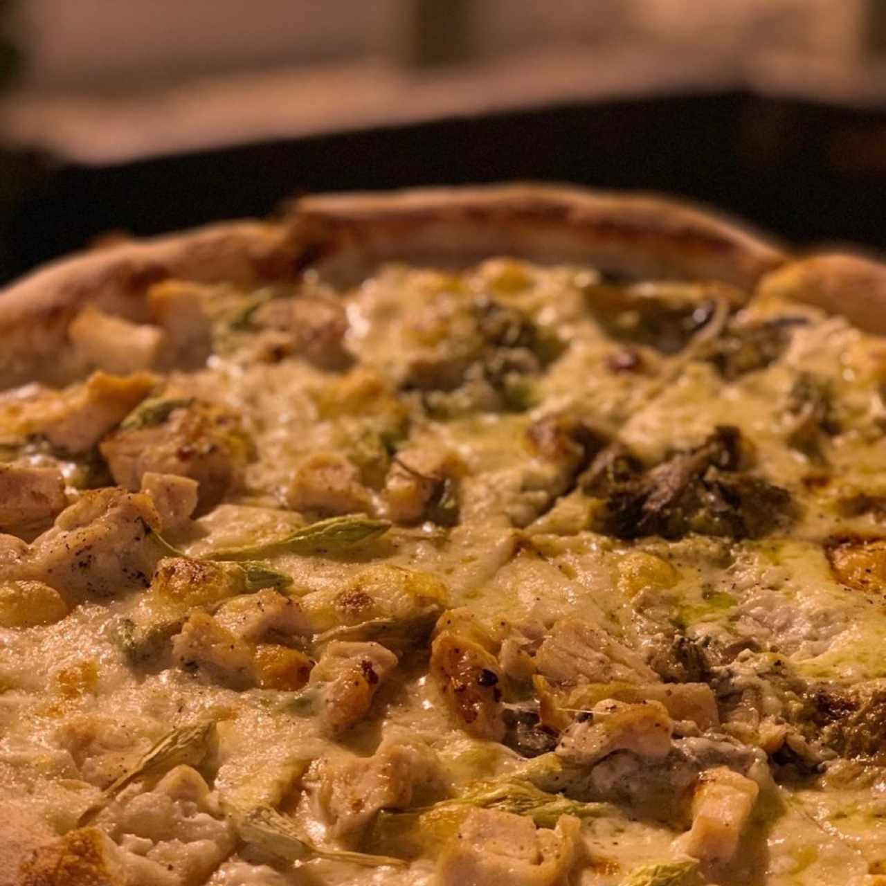 pizza mitad pollo con loroco y mitad de setas 