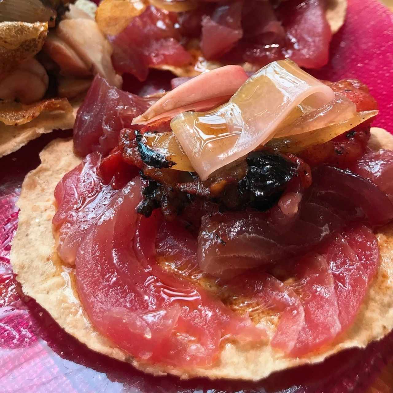 Tostada de atún crudo